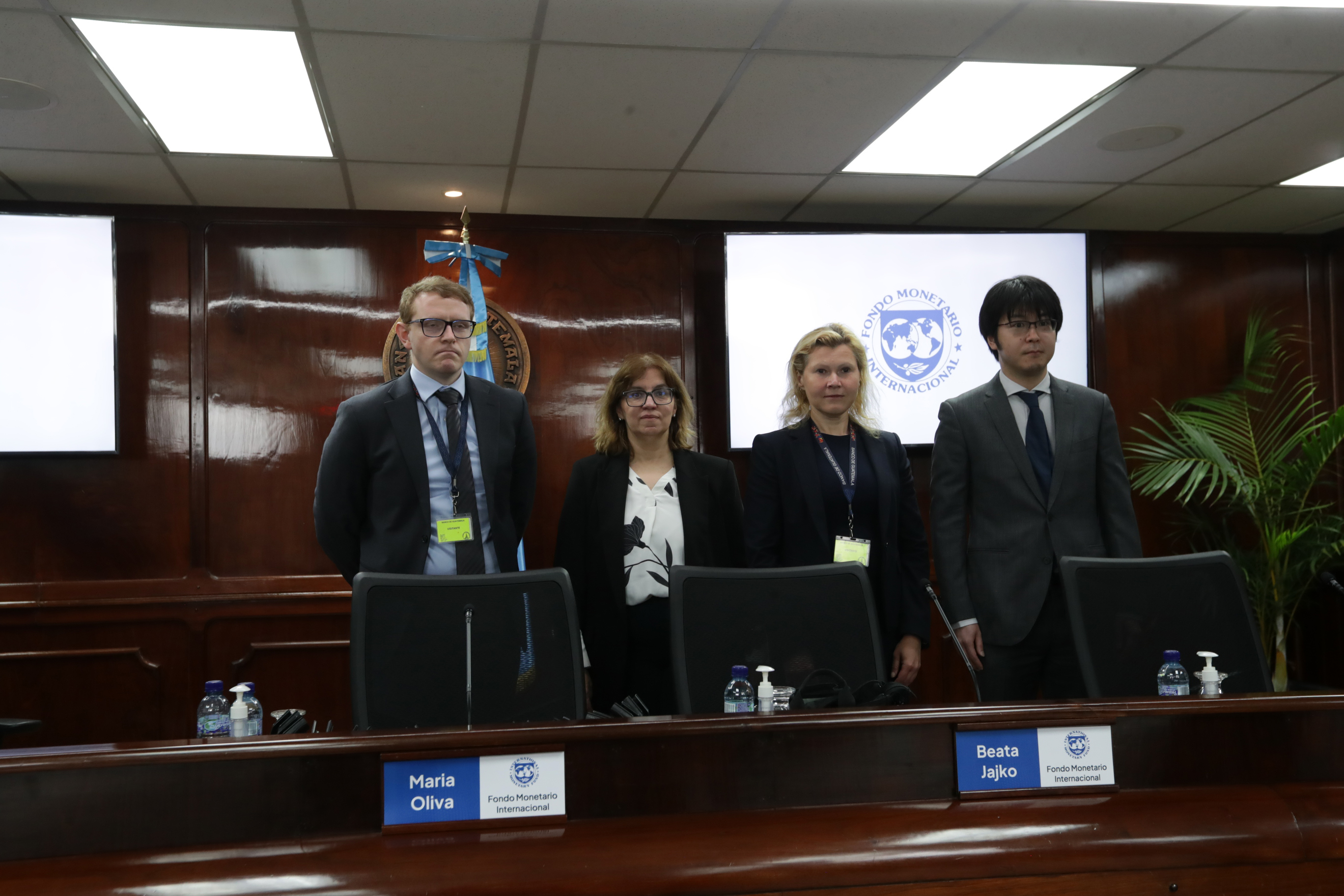 Integrantes del Fondo Monetario Internacional (FMI) brindaron una conferencia de prensa al concluir el artículo IV a Guatemala. Declaraciones brindadas por María Oliva - representante del Fondo Monetario Internacional (FMI) para Guatemala. 
En imagen de izquierda a derecha, Andrea Paloschi, María Oliva, Beata Jajko y Ryotaro Sawada.  

Fotografía Prensa Libre: María Reneé Barrientos Gaytan. 23-05-2024.