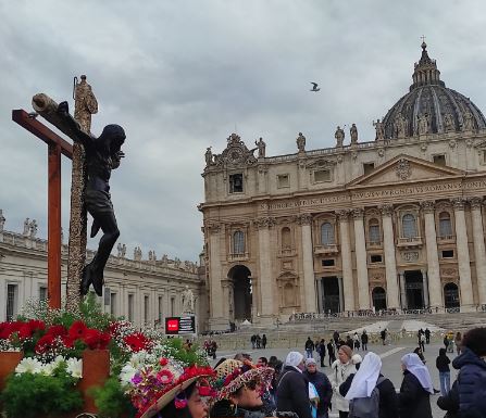 Fervoroso Cristo Negro de Esquipulas bendice desde el Vaticano