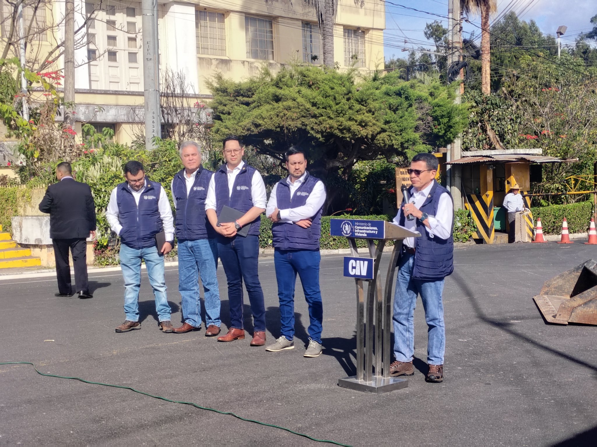 El ministro de Comunicaciones, Miguel Ángel Bobadilla, presentó a cuatro de sus viceministros. (Foto Prensa Libre: Leslie Sánchez)
