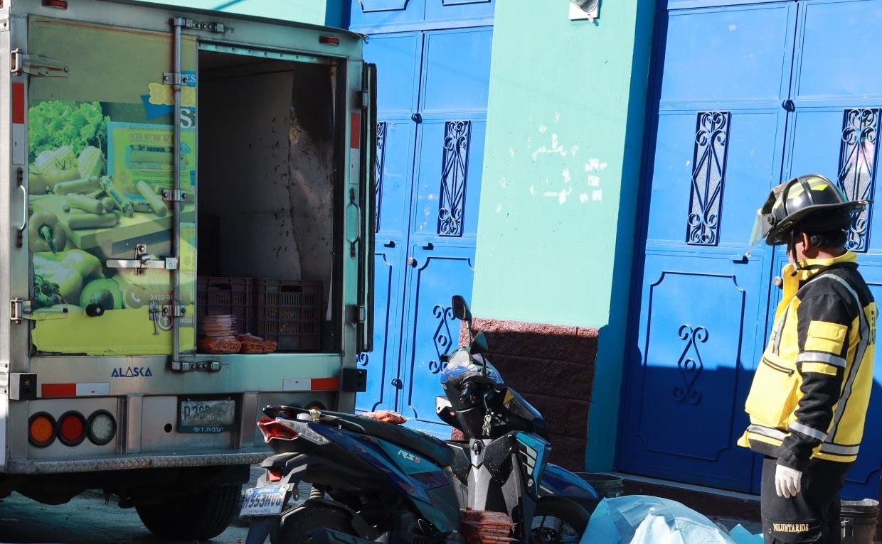 Tres trabajadores de una empresa de embutidos murieron baleados en dos hechos en Mixco y la capital. (Foto Prensa Libre: @BVoluntariosGT)