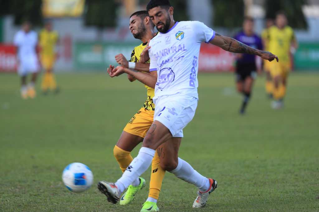 Acción del partido entre Guastatoya y Comunicaciones.