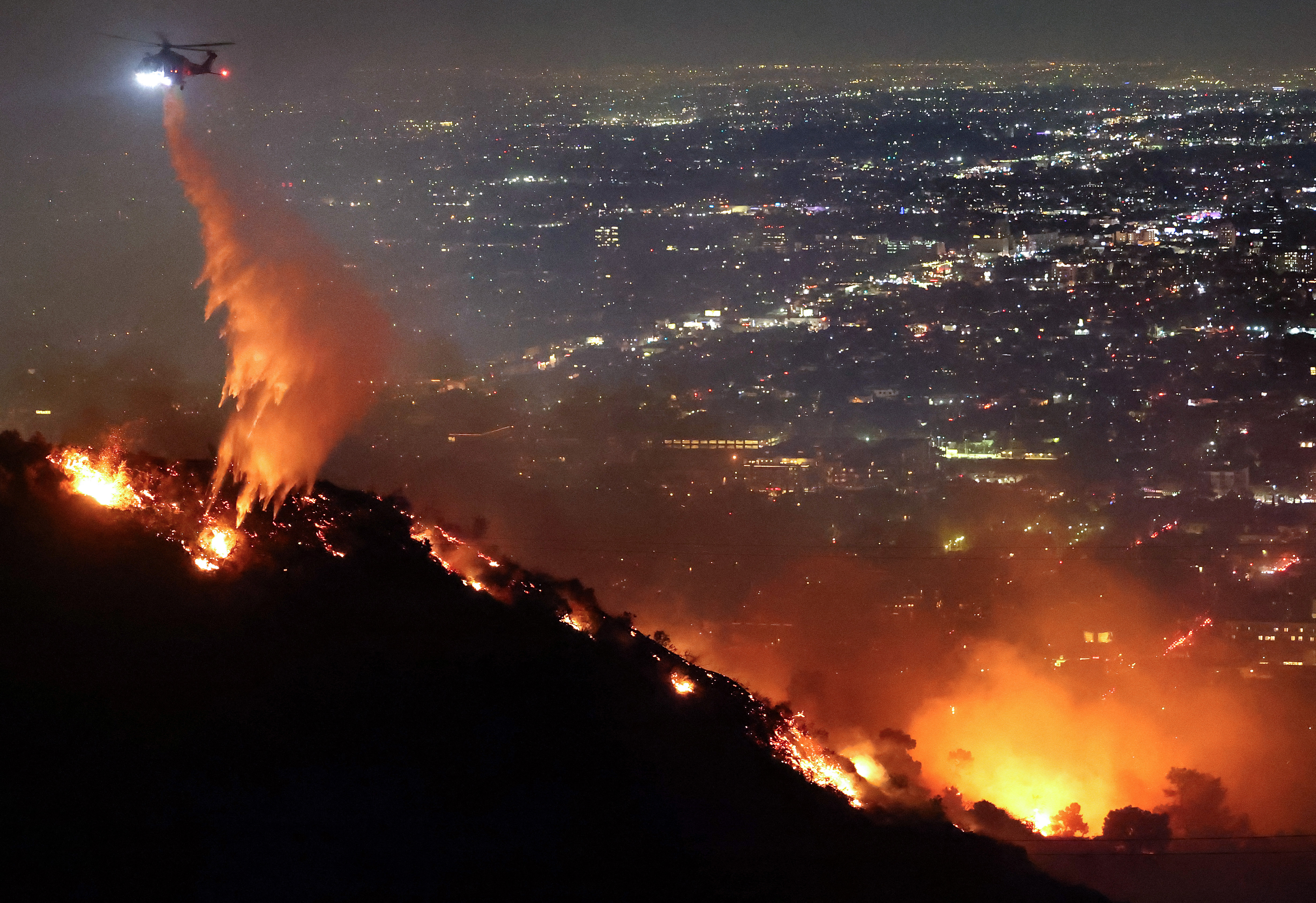 Hasta el momento se reportan un total de 6 incendios en Los Ángeles, California. (Foto Prensa Libre: AFP)