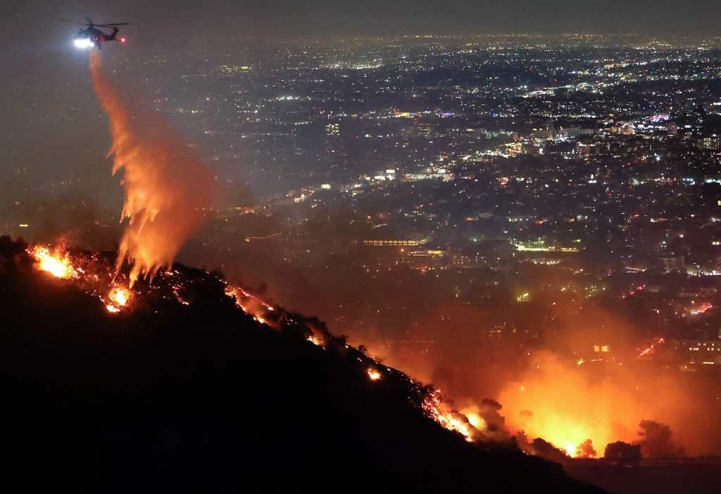 Hasta el momento se reportan un total de 6 incendios en Los Ángeles, California. (Foto Prensa Libre: AFP)