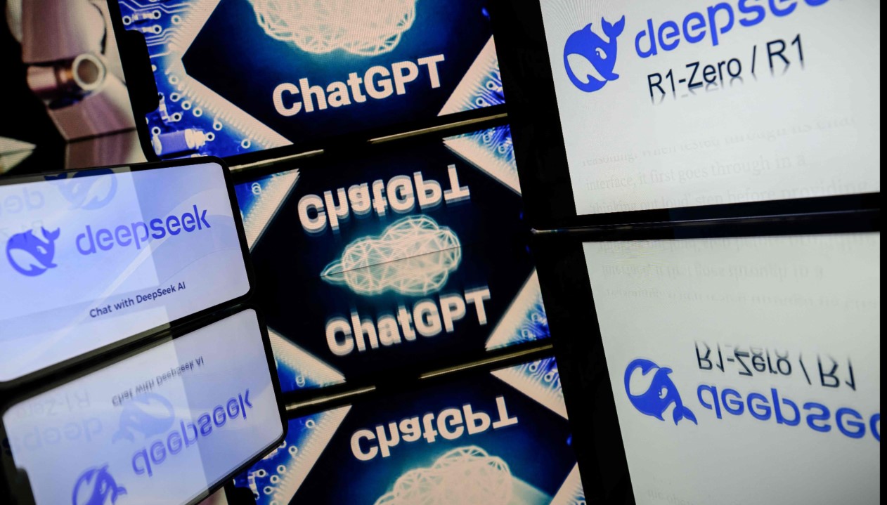 DeepSeek pone en apuros a otros programas de inteligencia artificial, como ChatGPT. (Foto Prensa Libre: AFP).