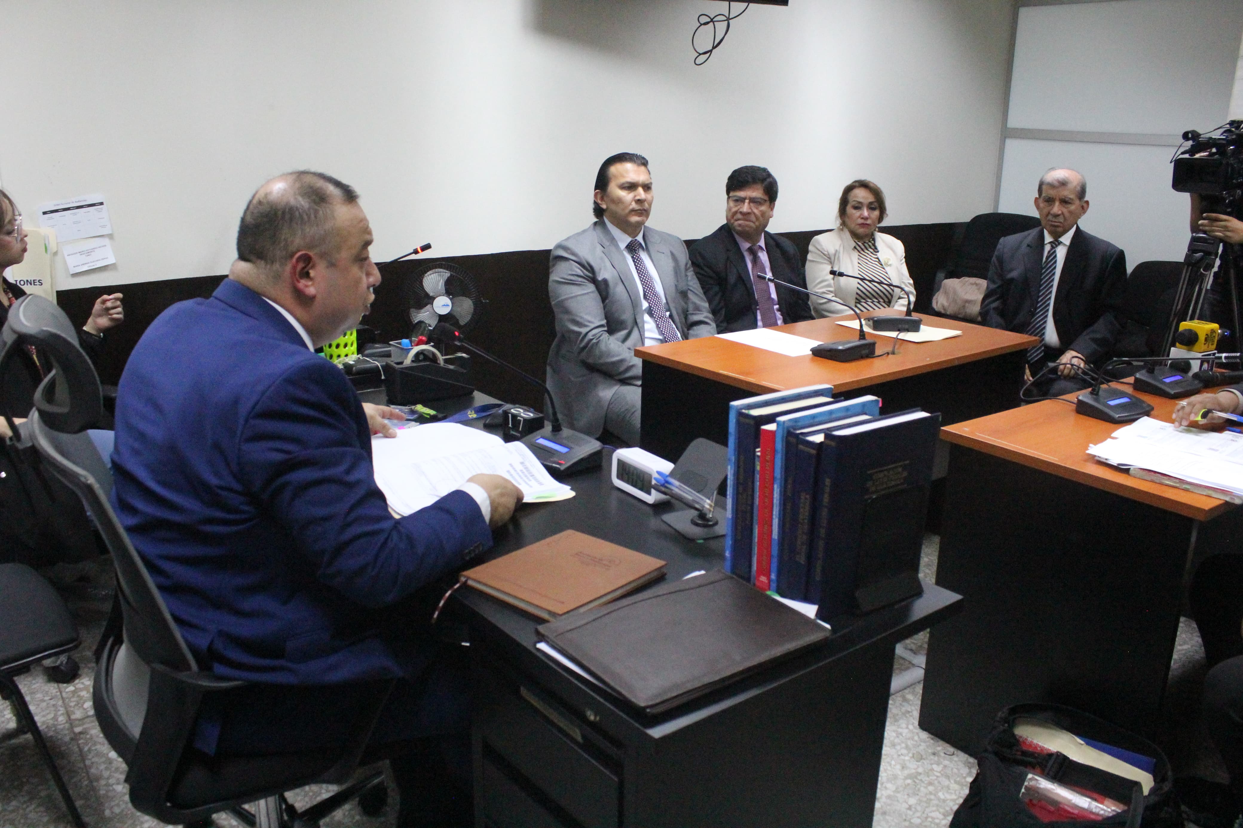 Los magistrados del TSE Gabriel Aguilera, Ranulfo Rojas, Irma Palencia y Mynor Custodio acudieron a una audiencia en el Juzgado Segundo Penal. (Foto Prensa Libre: Emilio Chang)