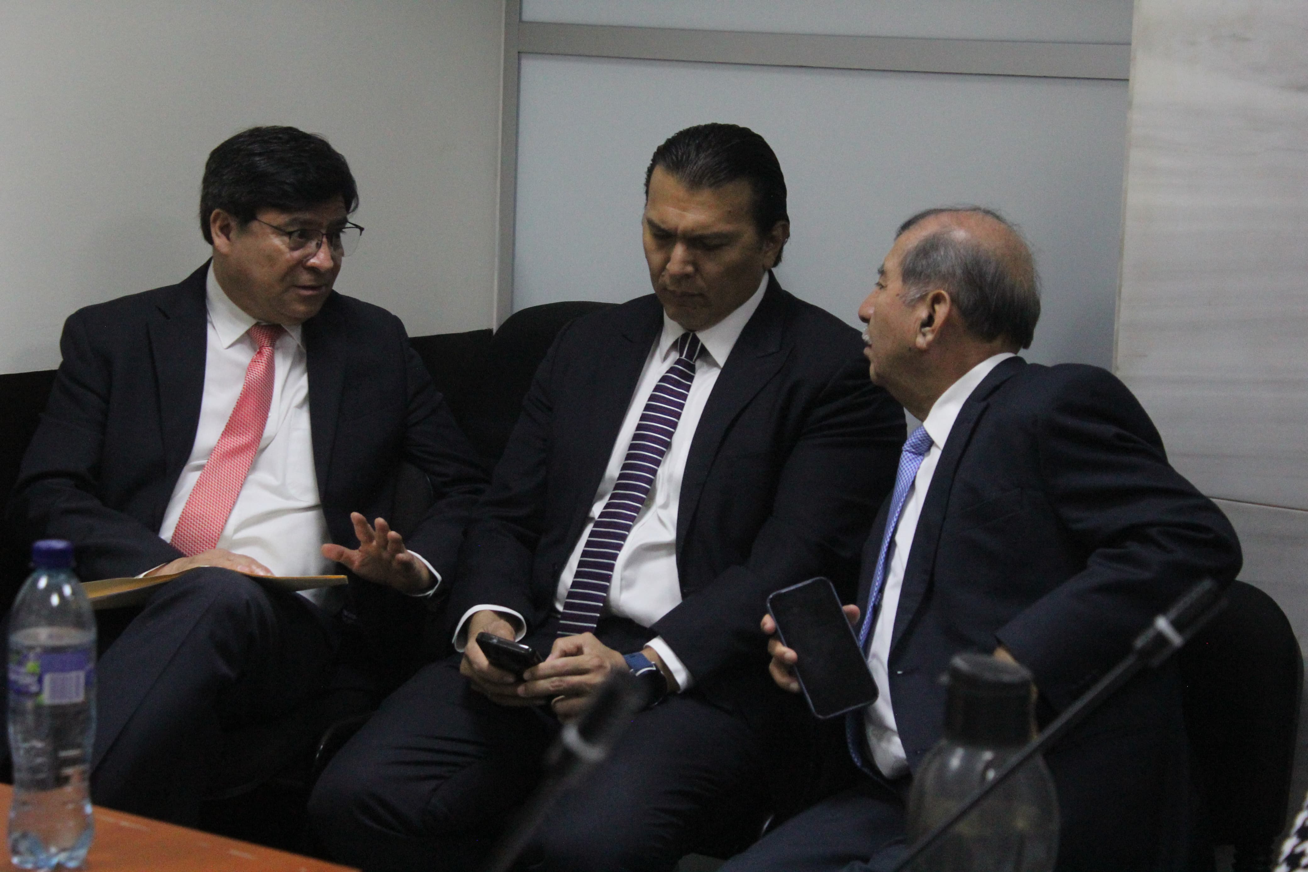 Los magistrados del TSE Ranulfo Rojas, Gabriel Aguilera y Mynor Custodio en la audiencia en el Juzgado Segundo Penal. (Foto Prensa Libre: Juan Diego González)