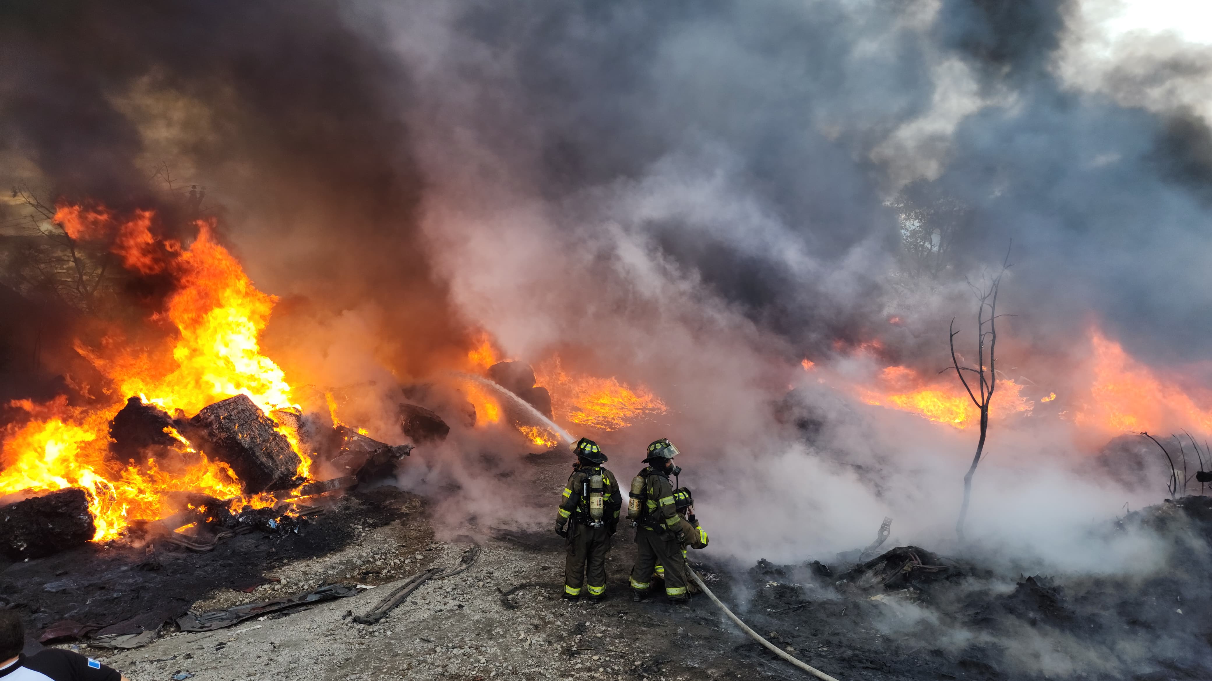 Bomberos Voluntarios trabajan para controlar un incendio en un sector cercano al Centro Preventivo de la zona 18. (Foto Prensa Libre: Bomberos Voluntarios)