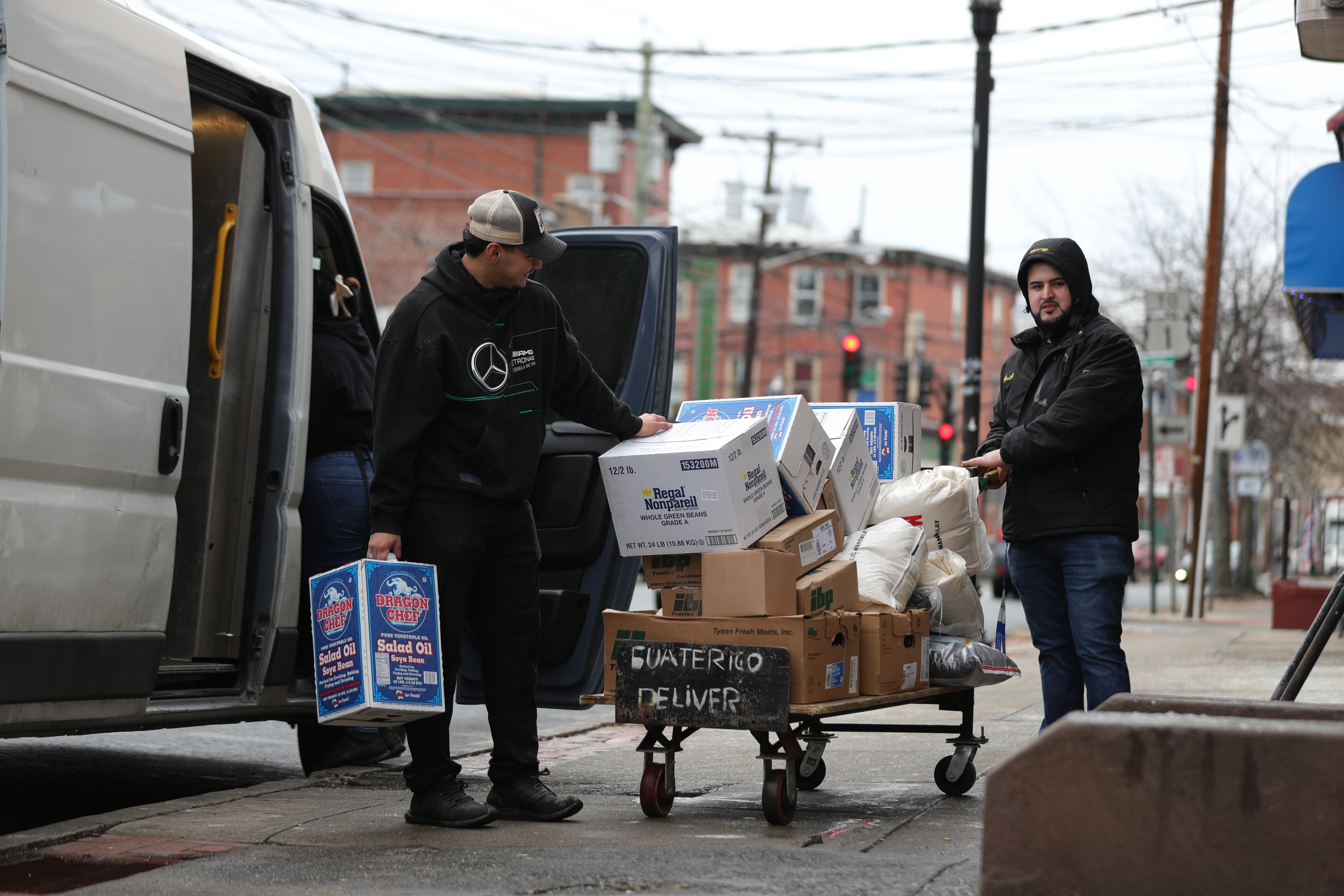 A menos dos 2 grados centígrados migrantes trabajan en la calle descargando productos para un negocio guatemalteco en Estados Unidos. (Foto Prensa Libre: Rubén Lacán)