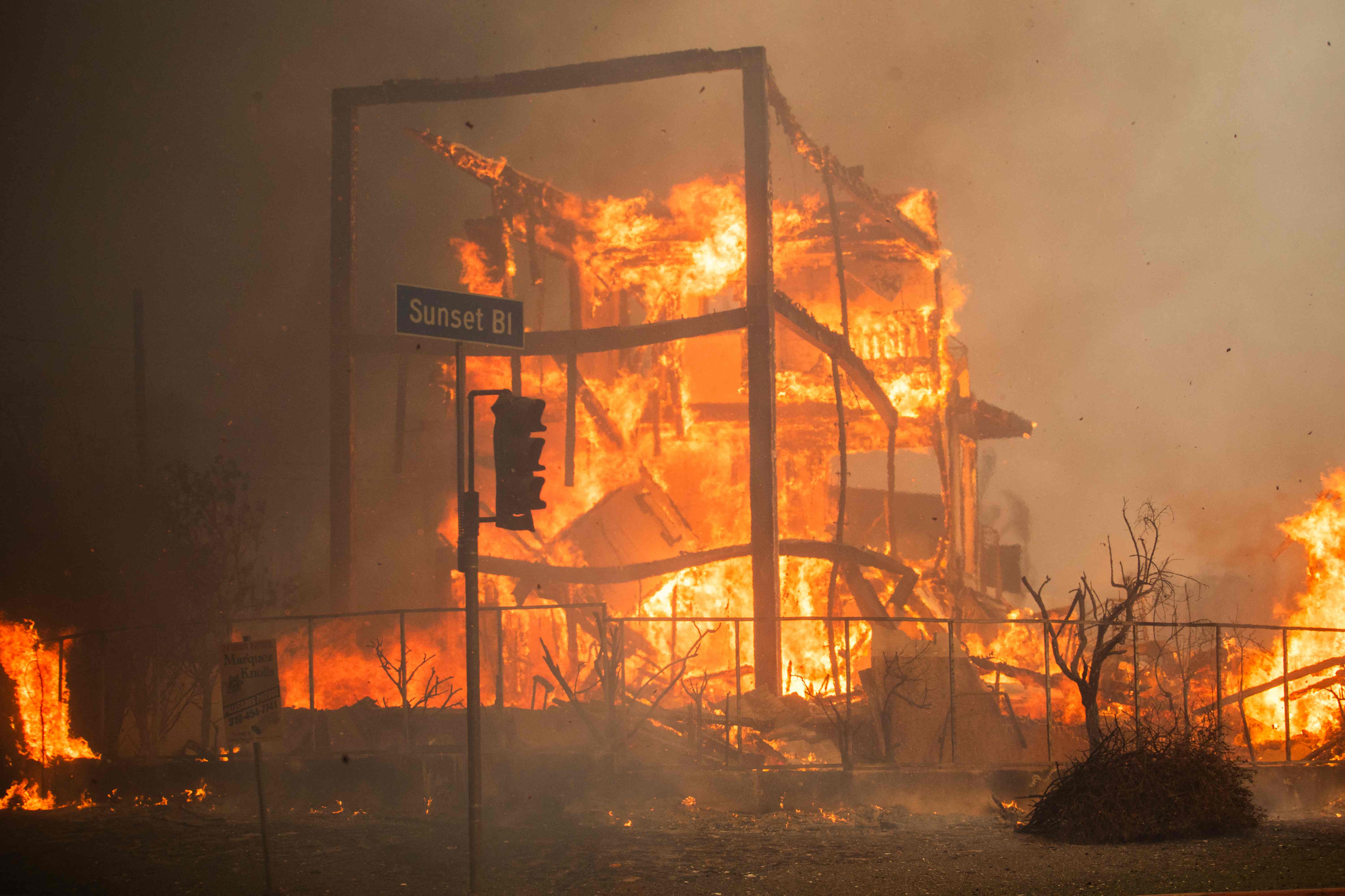 Seis incendios de Los Ángeles se han expandido rápidamente por la ciudad de California. (Foto Prensa Libre: AFP)