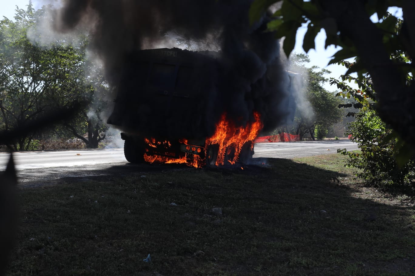 Socorristas trabajan para sofocar un incendio en un camión en ruta a Puerto Quetzal. (Foto Prensa Libre: J. D. González)