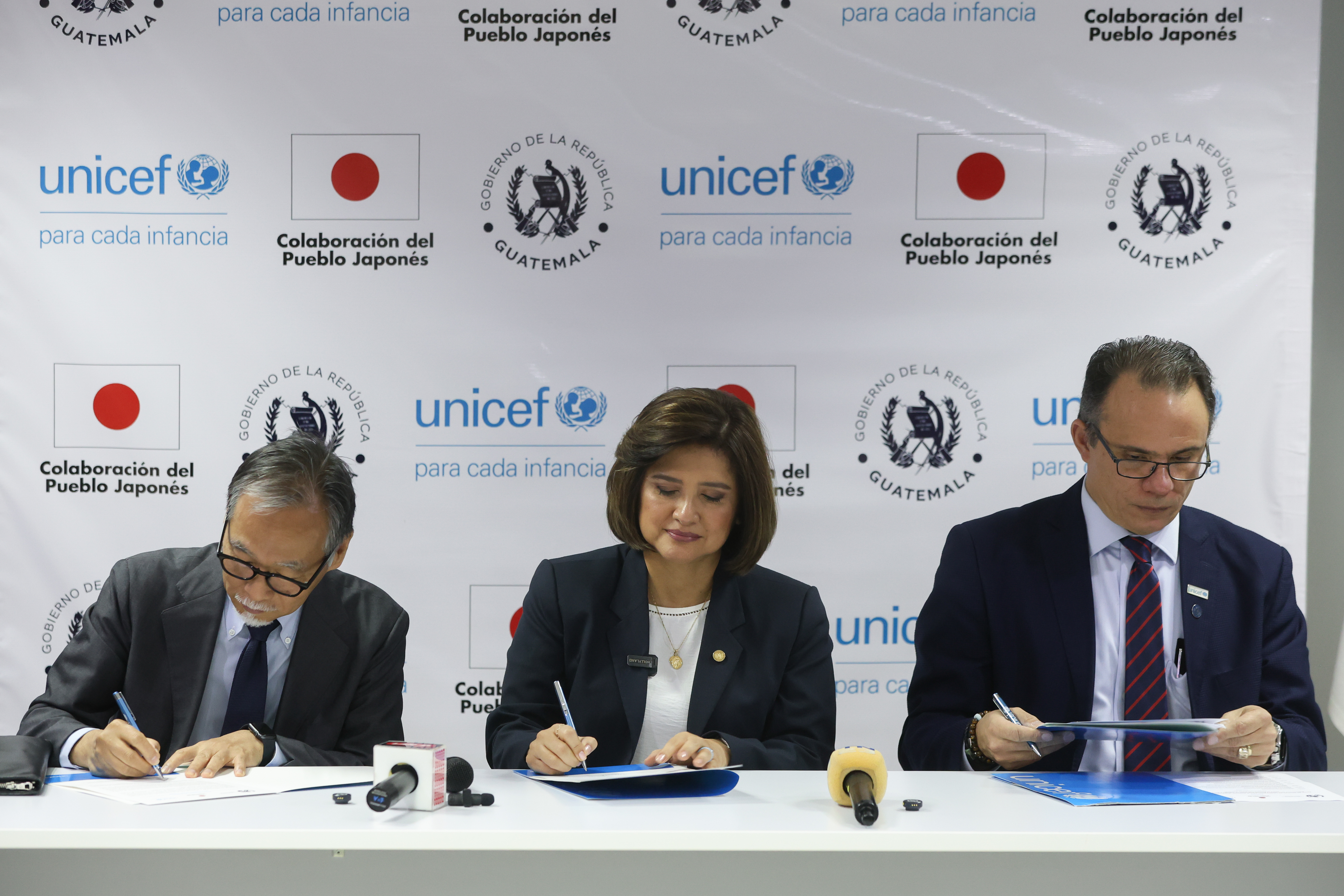 AME5566. CIUDAD DE GUATEMALA (GUATEMALA), 31/01/2025.- La vicepresidenta guatemalteca, Karin Herrera (c), el embajador de Japón en Guatemala, Kuwana Ryosuke (i), y el representante de UNICEF en Guatemala, Manuel Rodríguez Pumarol, firman un convenio en las instalaciones de UNICEF este viernes, en Ciudad de Guatemala (Guatemala). El Gobierno de Japón desembolsará 3,3 millones de dólares para auxiliar a los niños y niñas migrantes que avancen por el territorio del país centroamericano, en un programa de colaboración que se extenderá por dos años. EFE/ Mariano Macz