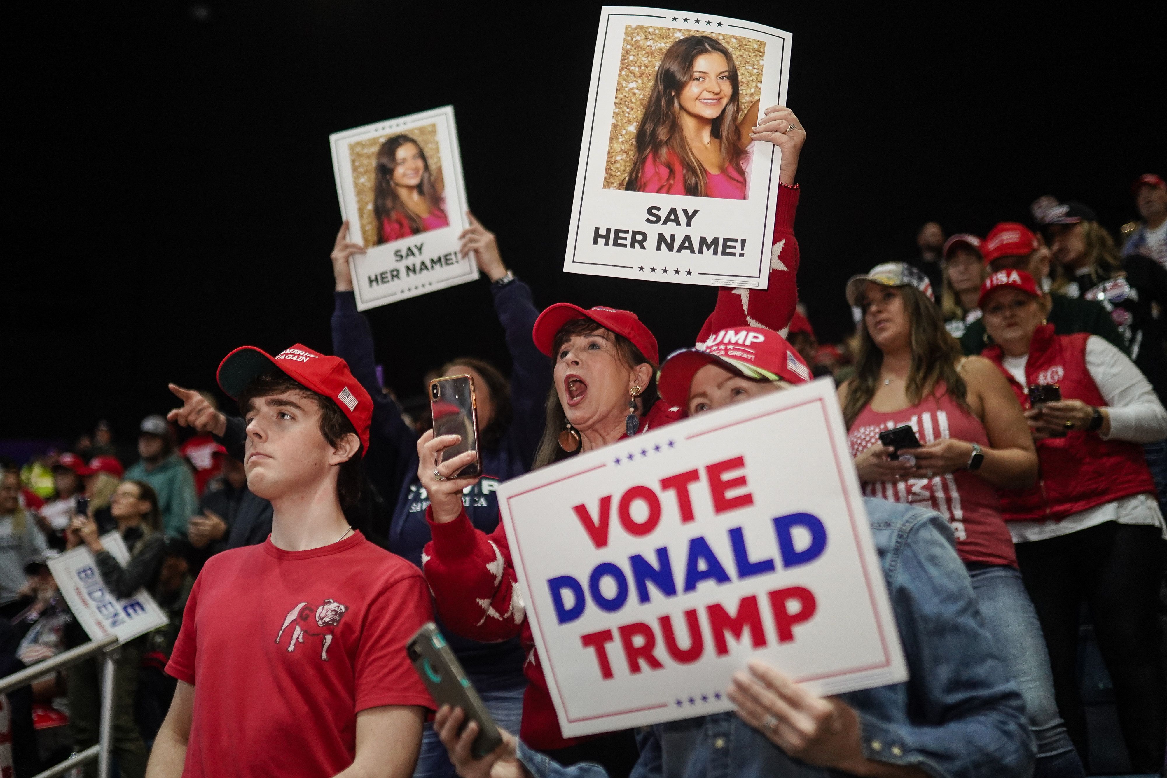 Los partidarios de Donald Trump sostienen imágenes de Laken Riley, una estudiante que se convirtió en el rostro de la migración tras su asesinato. (Foto Prensa Libre: AFP)