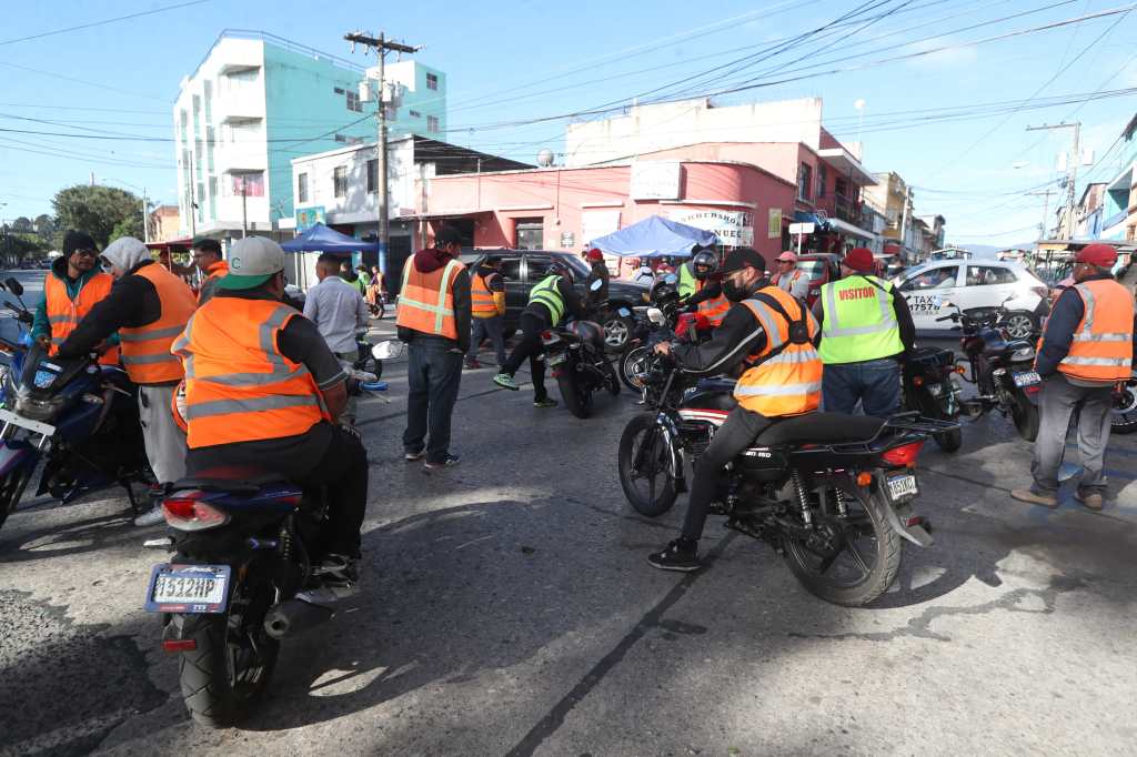 Motoristas manifiestan en la 13 y 14 calle de zona 3 