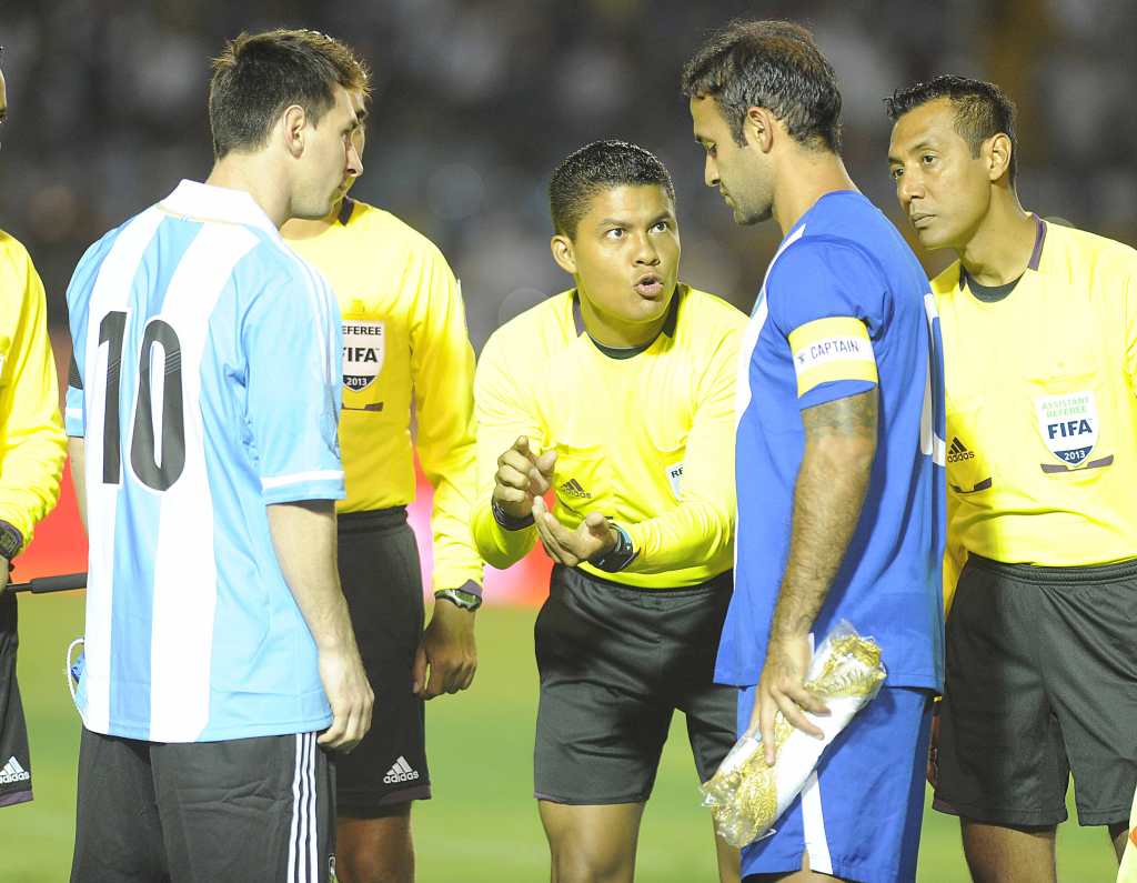 Messi junto a José Manuel Contreras, quien fue capitán de Guatemala. 