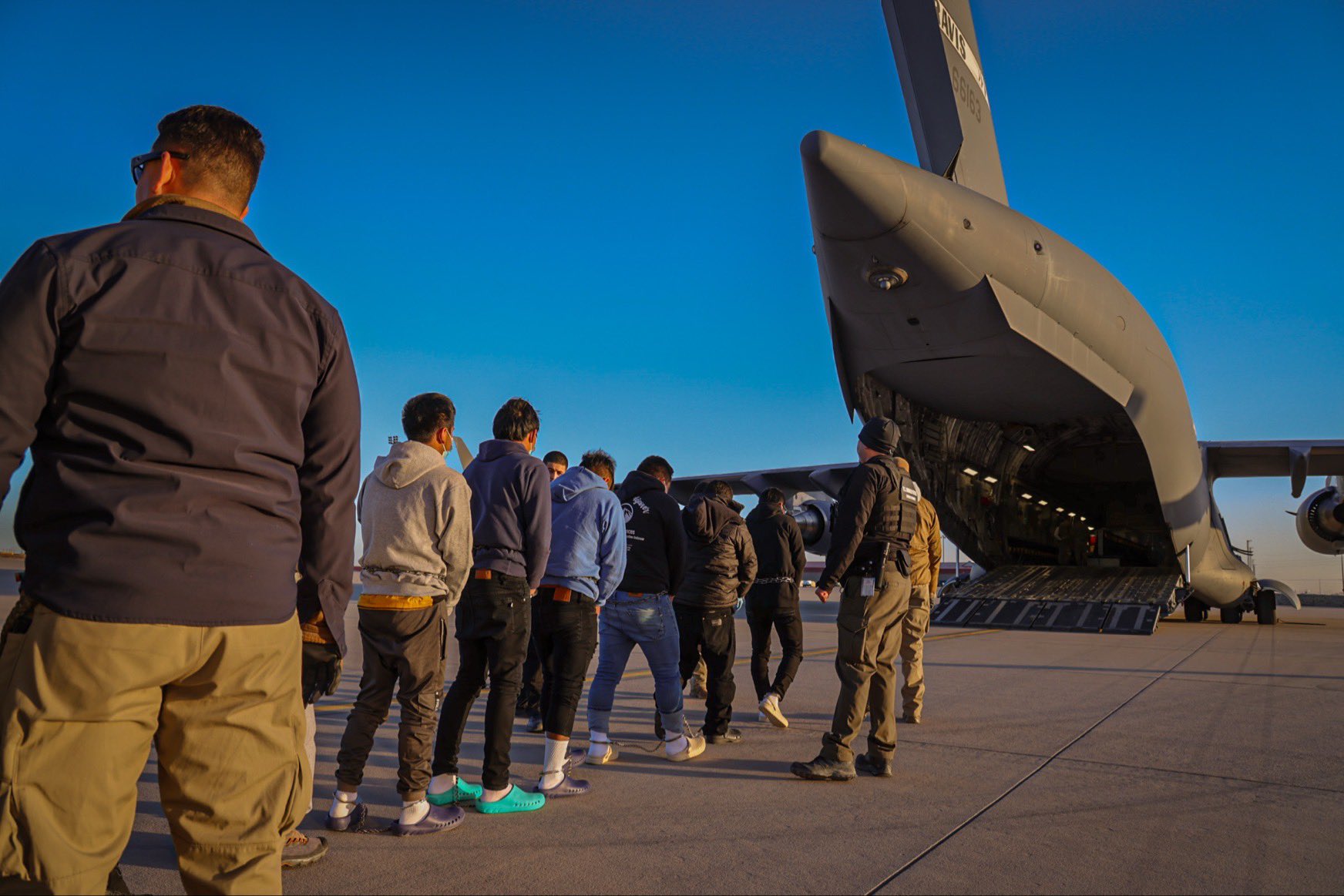 Autoridades estadounidenses efectúan traslados de migrantes hacia sus países de origen, como Guatemala. (Foto Prensa Libre: Karoline Leavitt / @PressSec )