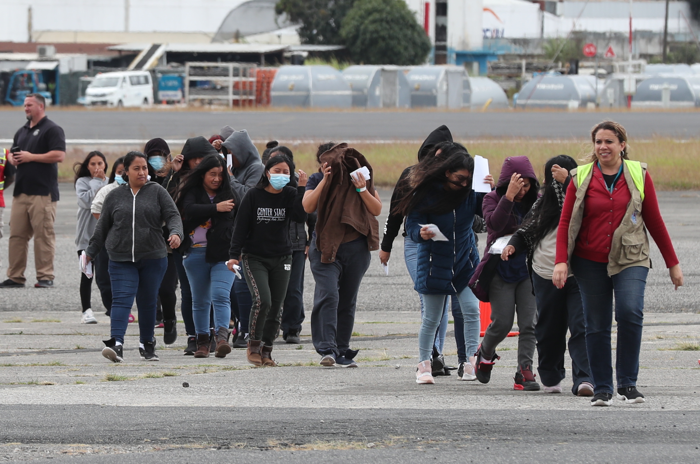 Este jueves ingresaron a Guatemala los primeros cuatro vuelos con migrantes retornados, procedentes de los Estados Unidos. Se estima que fueron unos 500 guatemaltecos deportados de Alexandra en Virginia; Laredo y El paso en Texas y Tucson, Arizona.  Fueron recibidos en la Fuerza Area por personal de Migracin.  



Fotografa Esbin Garcia  02-01-25-