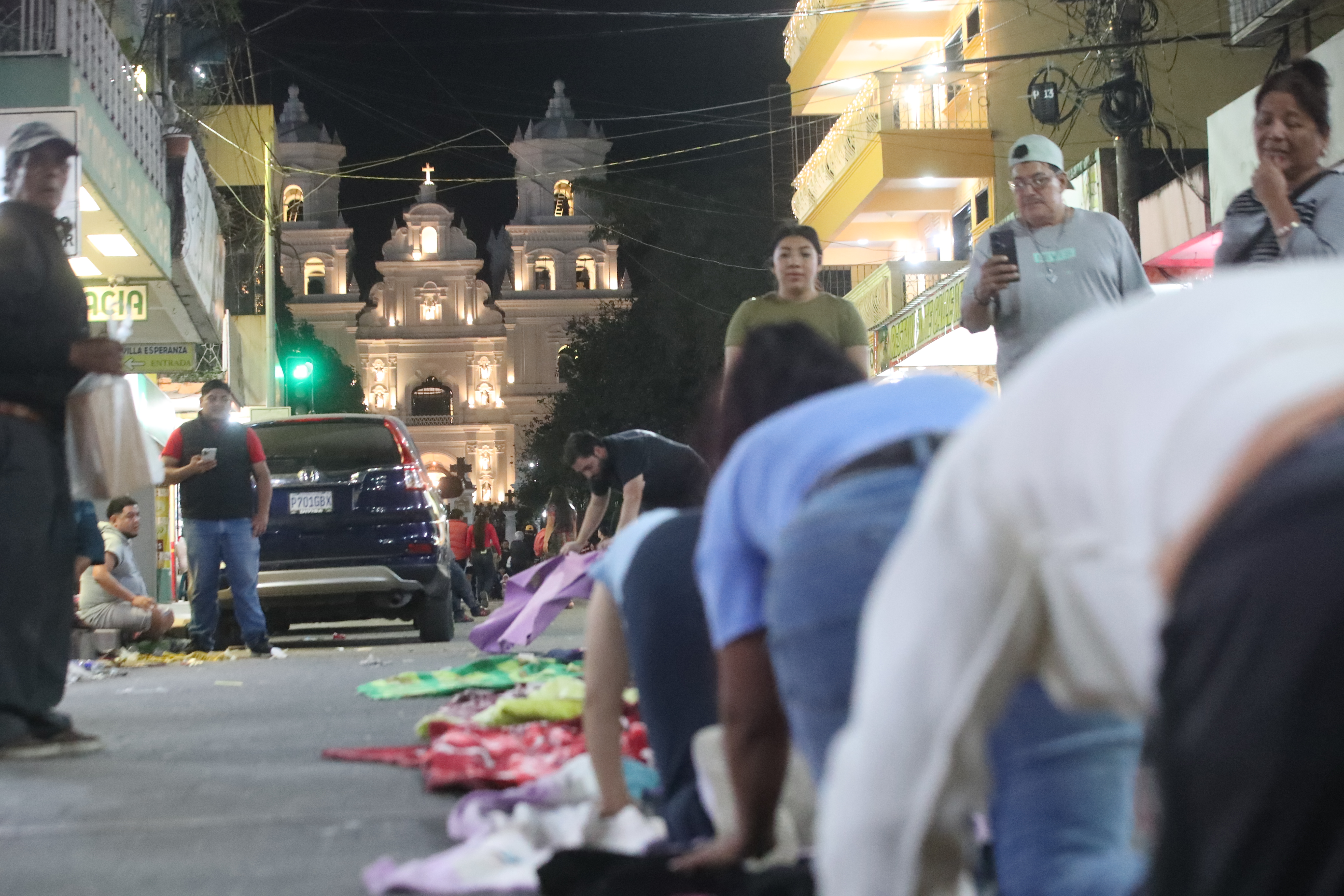 Católicos peregrinaron hacia la Basílica de Esquipulas para venerar al Cristo Negro, conocido por sus milagros y por la fe que inspira en millones de personas.

Entre ellos, una familia originaria de Nahualá, Sololá, ecorrieron de rodillas más de dos kilómetros y medio por aproximadamente dos horas.

Foto: BYRON RIVERA 
15/01/2025