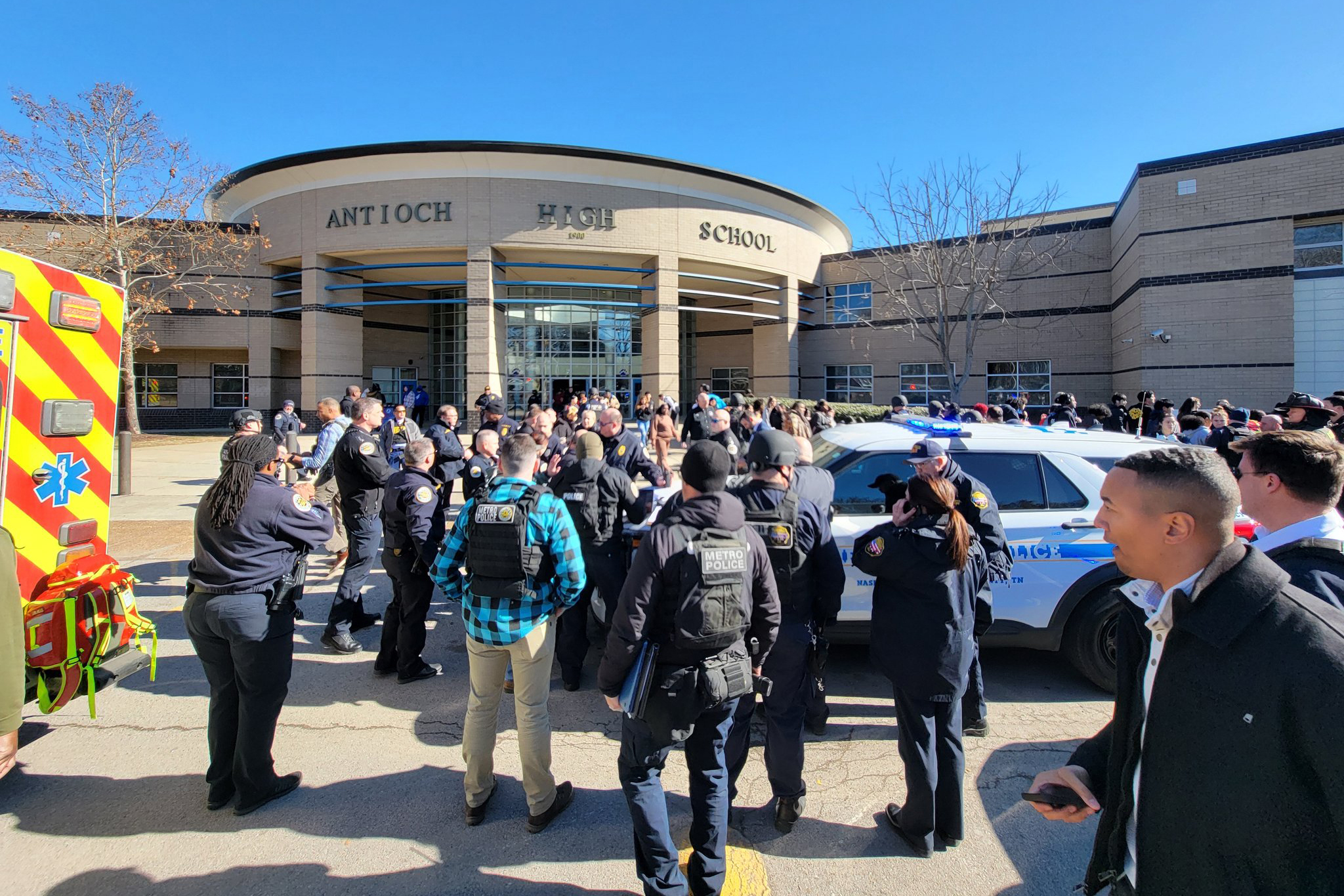 En la escuela Antioch se produjo un tiroteo en donde dos personas resultaron heridas y el agresor se disparó a sí mismo. (Foto Prensa Libre: EFE)