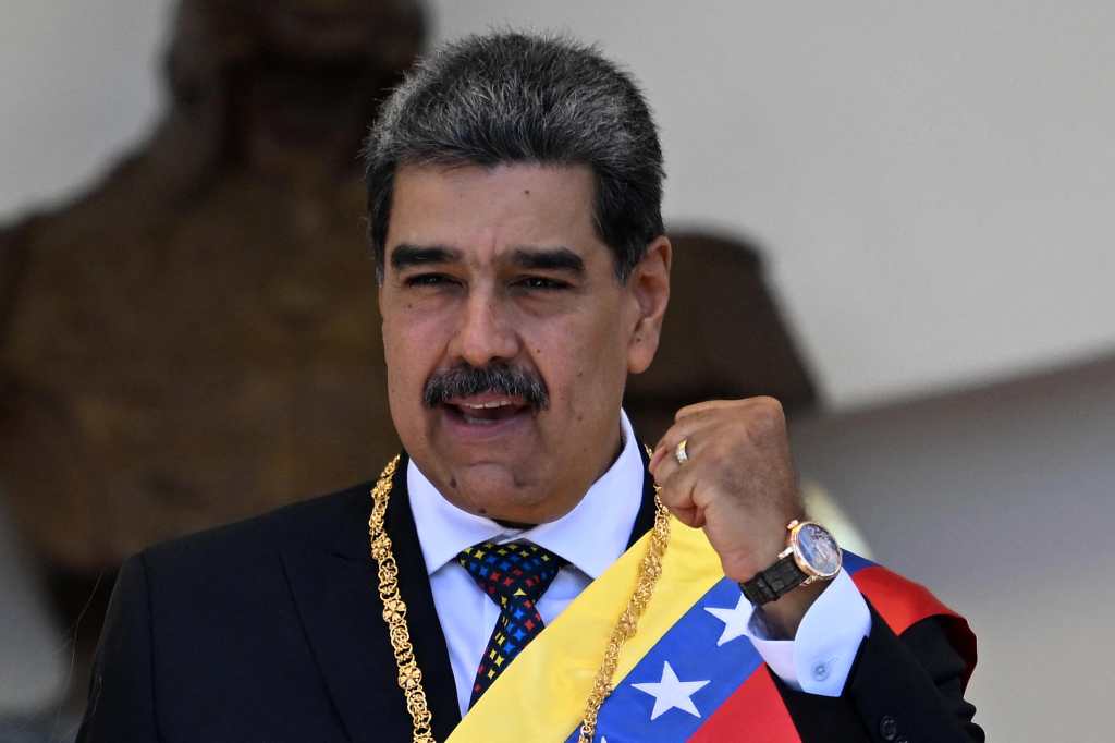 Nicolás Maduro adelantó la ceremonia para juramentar por tercera vez como presidente venezolano. (Foto Prensa Libre: AFP)