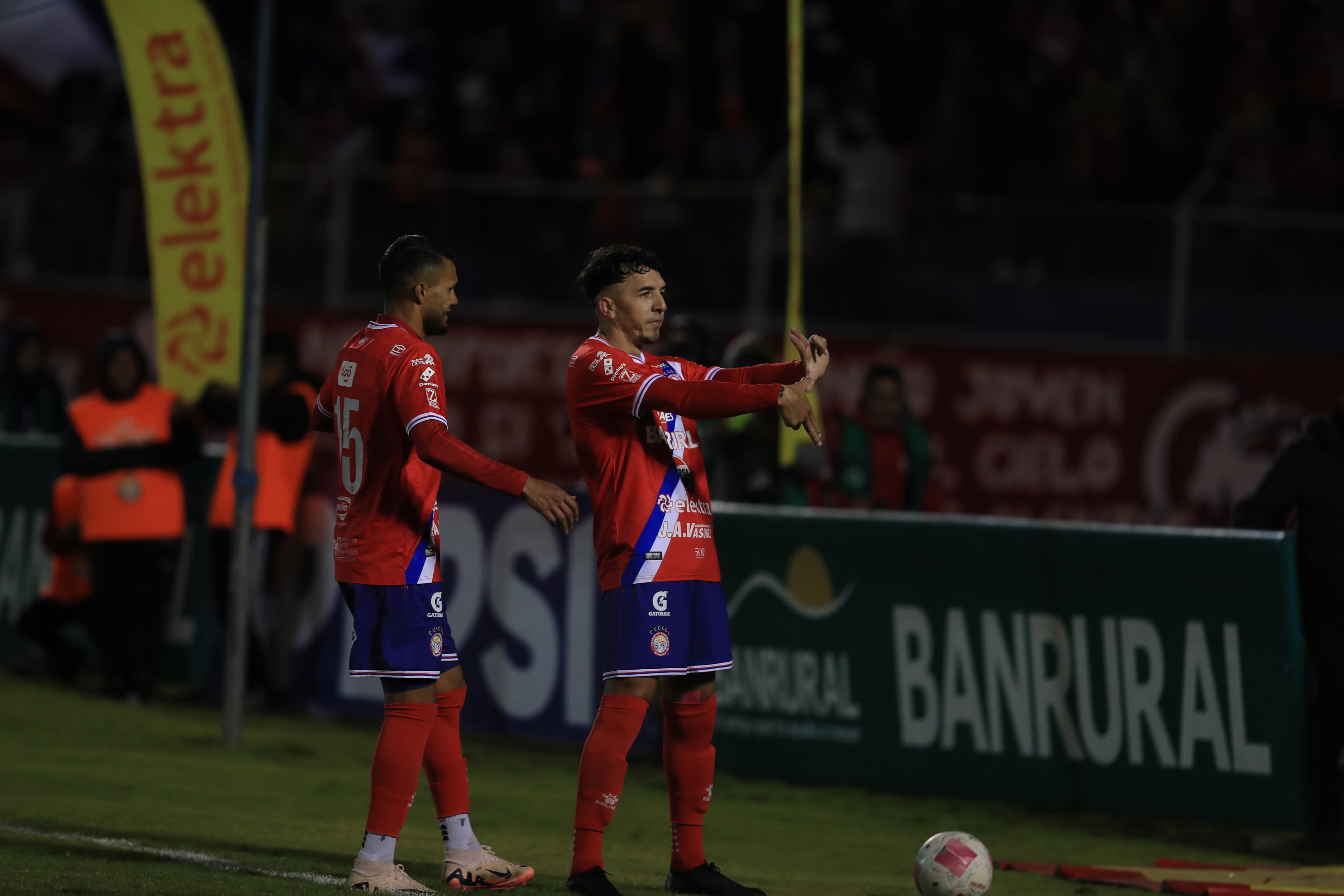 El delantero mexicano Óscar Raí Villa tras anotar el cuarto gol de Xelajú MC.