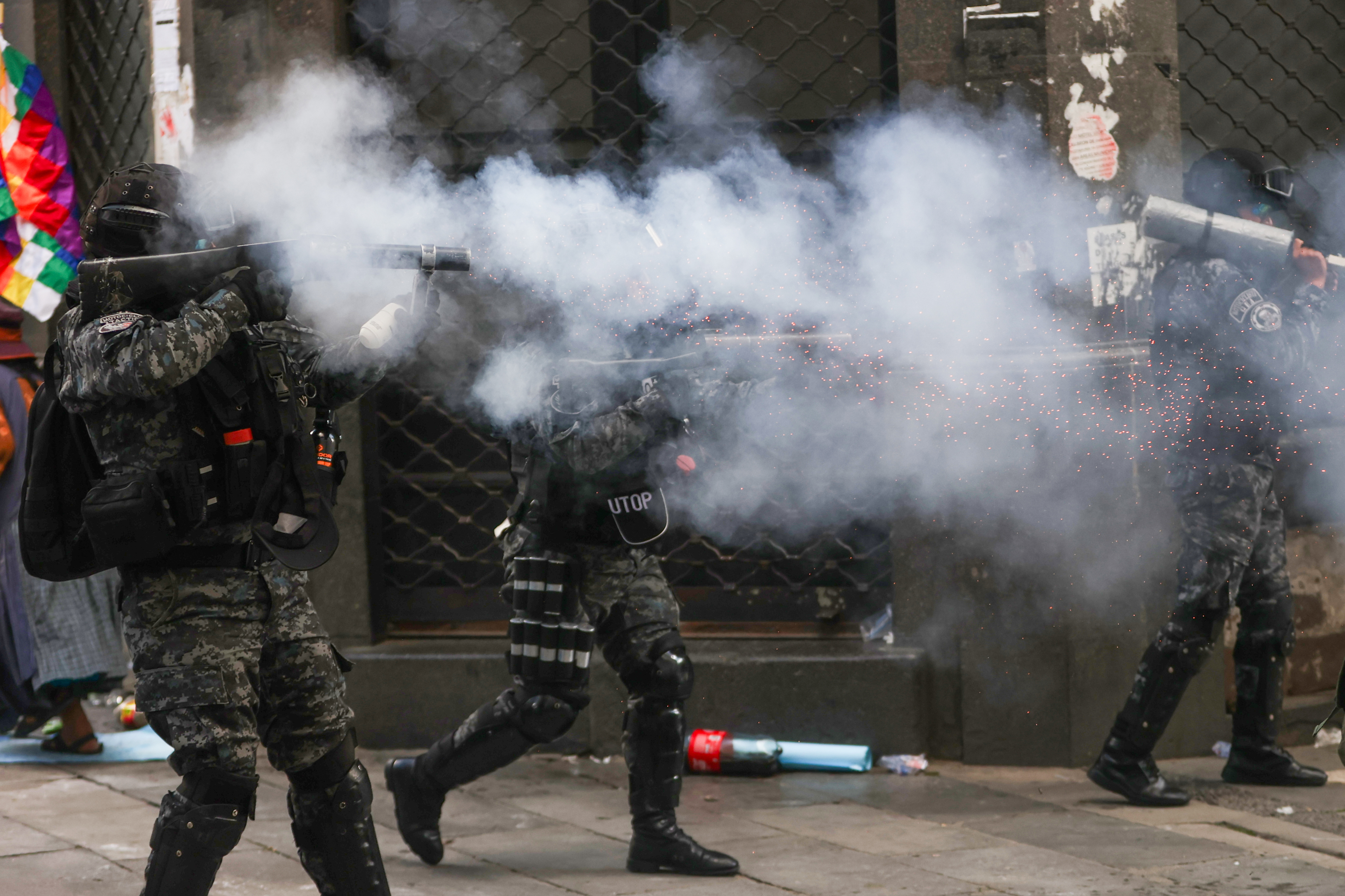 -FOTODELDÍA- AME1135. LA PAZ (BOLIVIA), 13/01/2025.- Integrantes de la policía boliviana disparan contra simpatizantes del expresidente Evo Morales (2006-2019) durante una marcha en contra de los procesos judiciales al exmandatario este lunes, en La Paz (Bolivia). El ministro de Gobierno (Interior) de Bolivia, Eduardo del Castillo, acusó a los seguidores de Morales que caminaron desde el Altiplano hasta La Paz de querer "convulsionar" esa ciudad, sede del Gobierno, y advirtió que la Policía protegerá a sus habitantes. EFE/ Luis Gandarillas