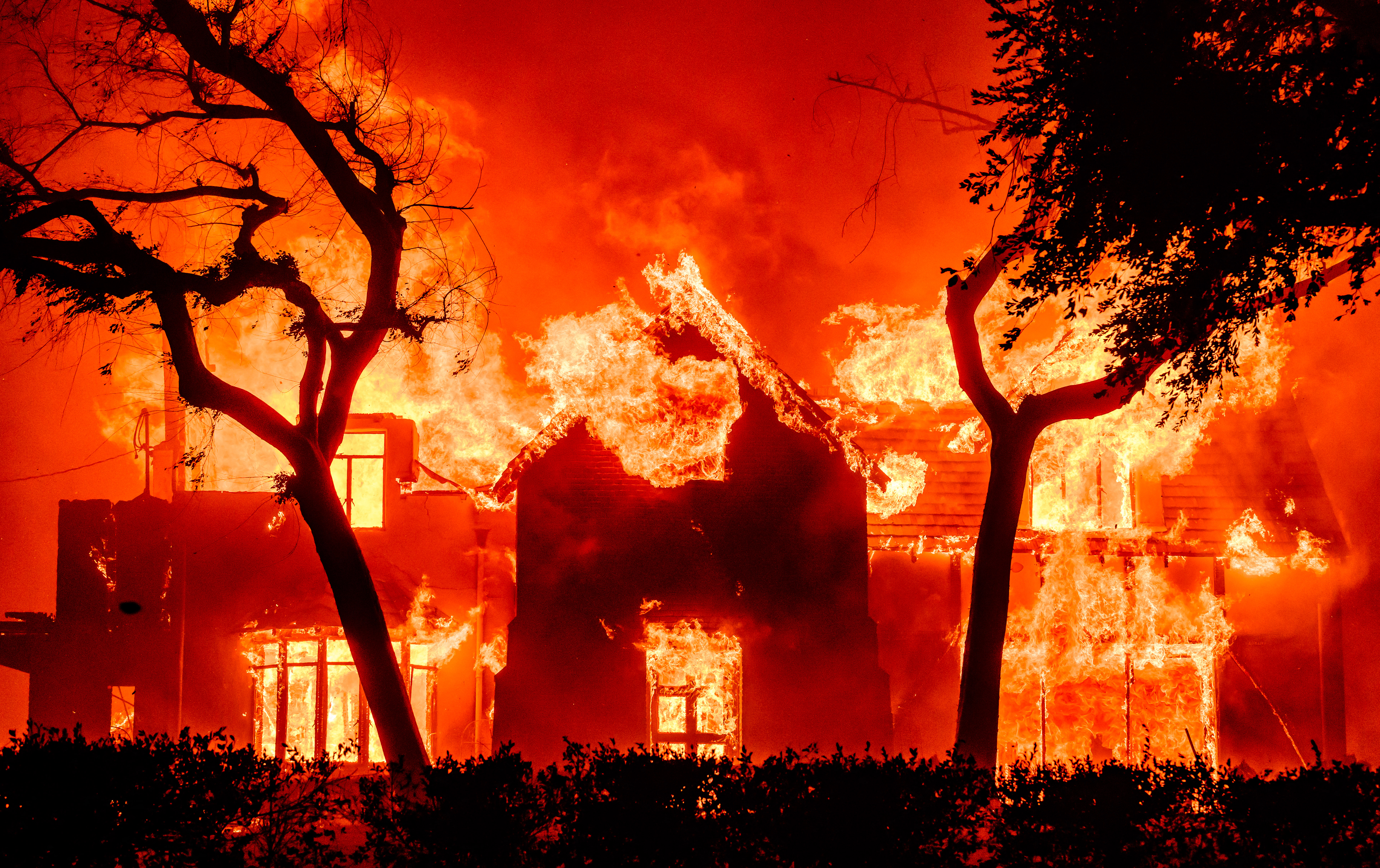 Los bomberos de California trabajan intensamente para apagar las llamas en Los Ángeles. (Foto Prensa Libre: AFP)