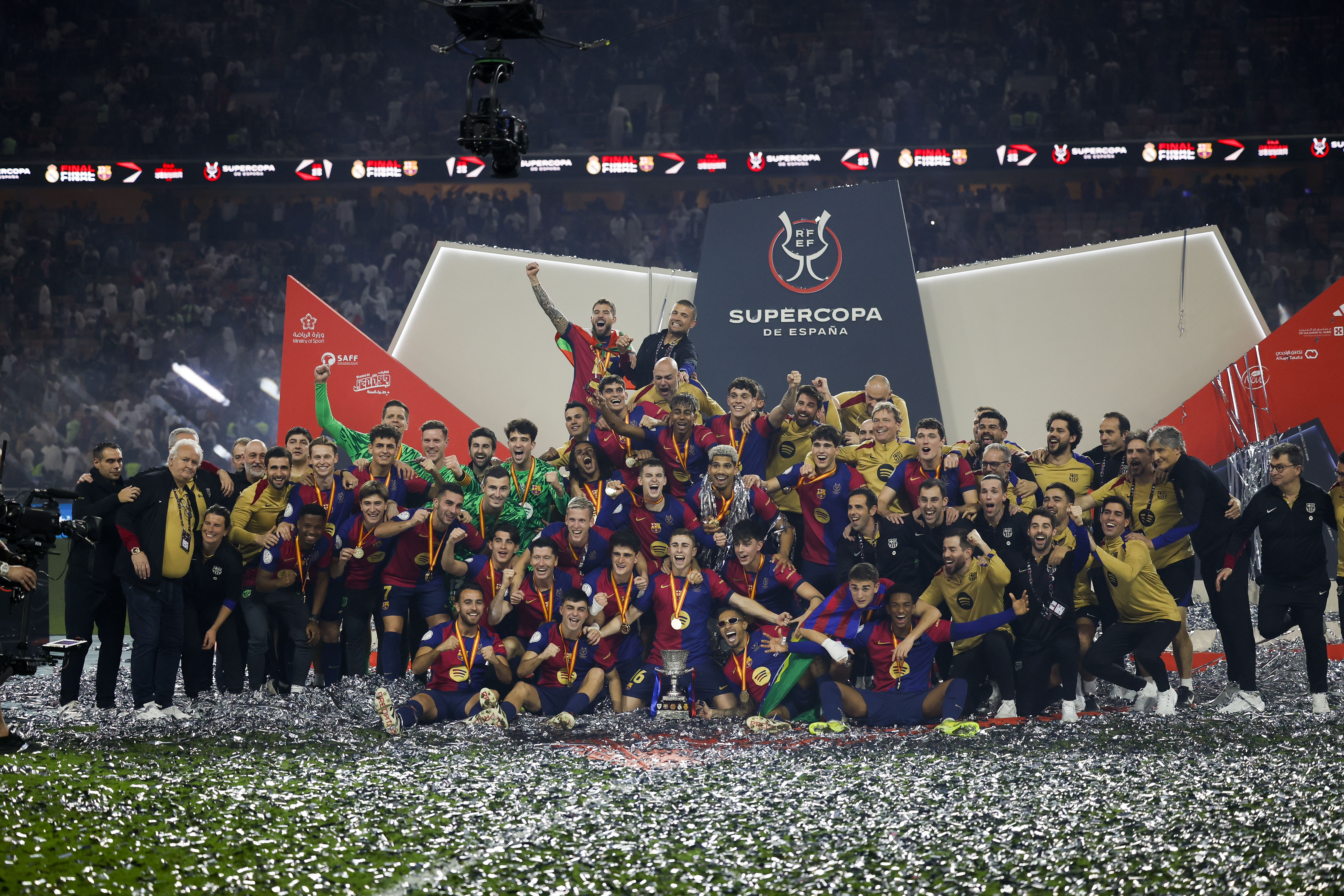 YEDA (ARABIA SAUDÍ), 12/01/2025.- Los jugadores y cuerpo técnico del FC Barcelona celebran la victoria con el trofeo tras el partido de la final de la Supercopa de España de fútbol entre el Real Madrid y el FC Barcelona, este domingo en Yeda, Arabia Saudí. EFE/ Alberto Estévez