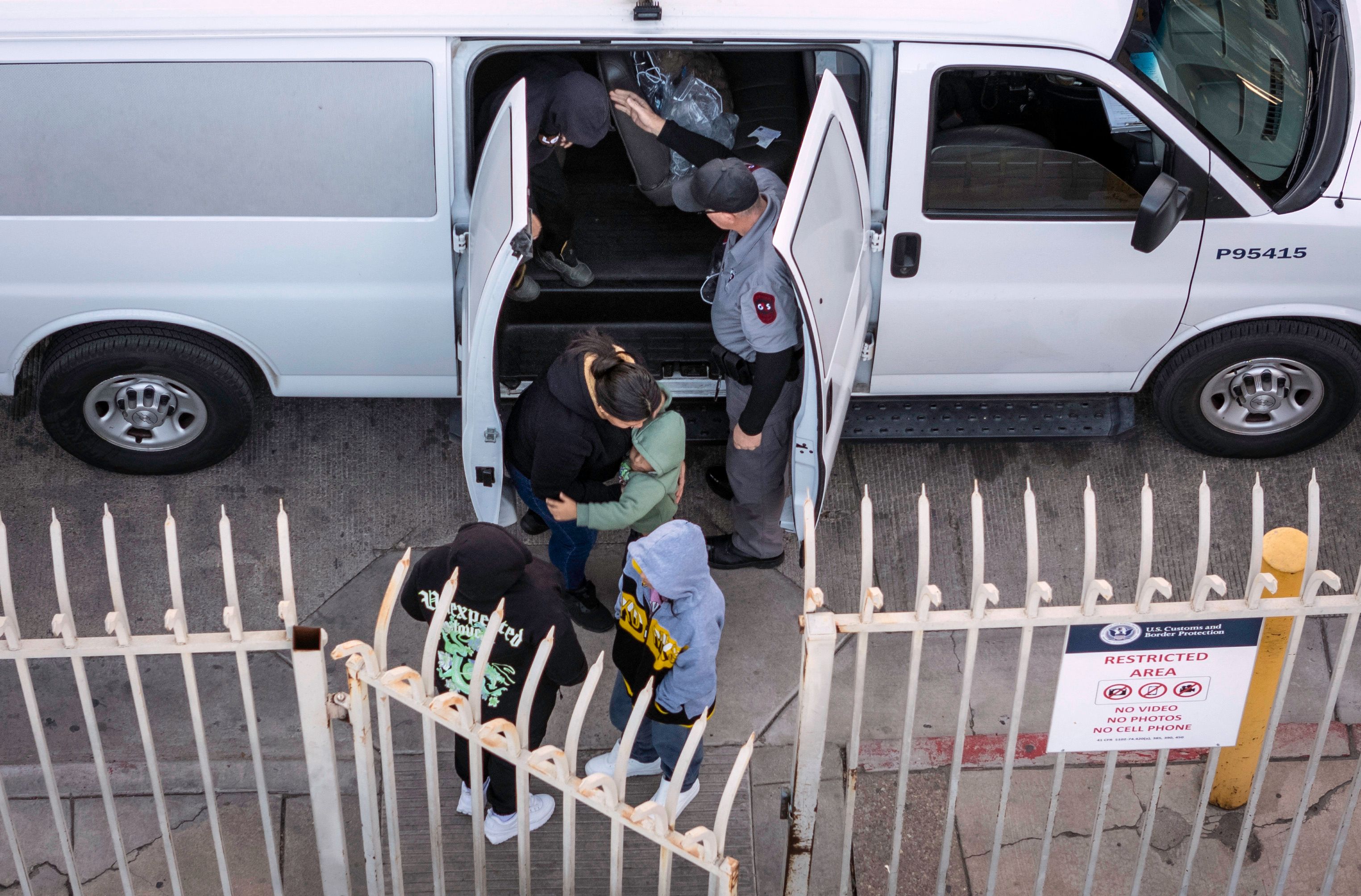 En redes sociales se viralizó un video en el que se muestra una redada migratoria. (Foto Prensa Libre: AFP)