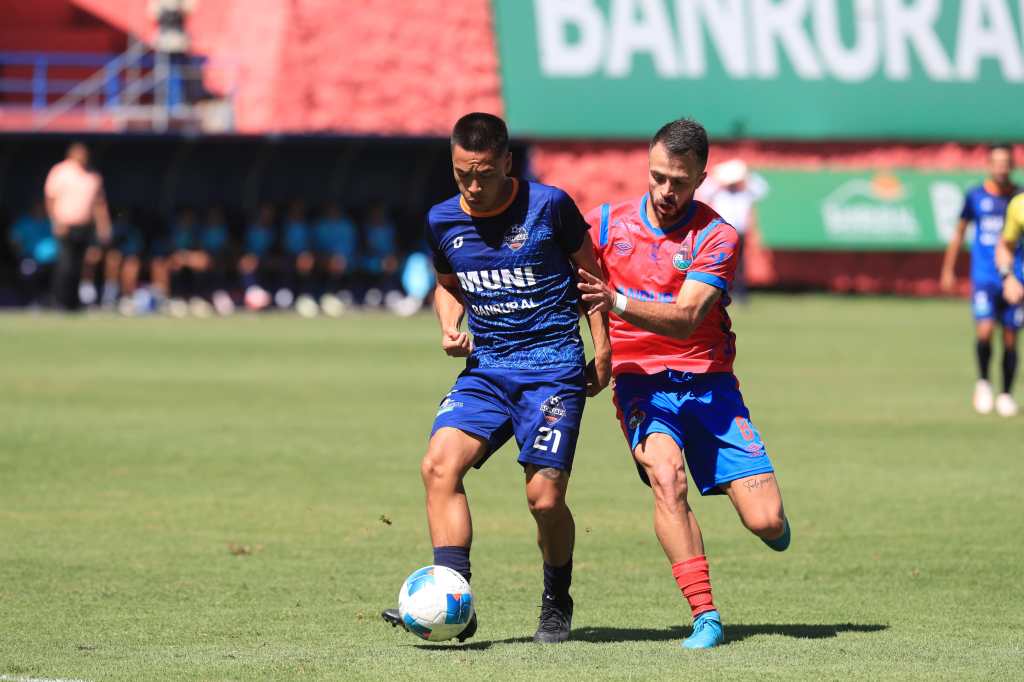 Rodrigo Saravia en su debut con el CSD Municipal.