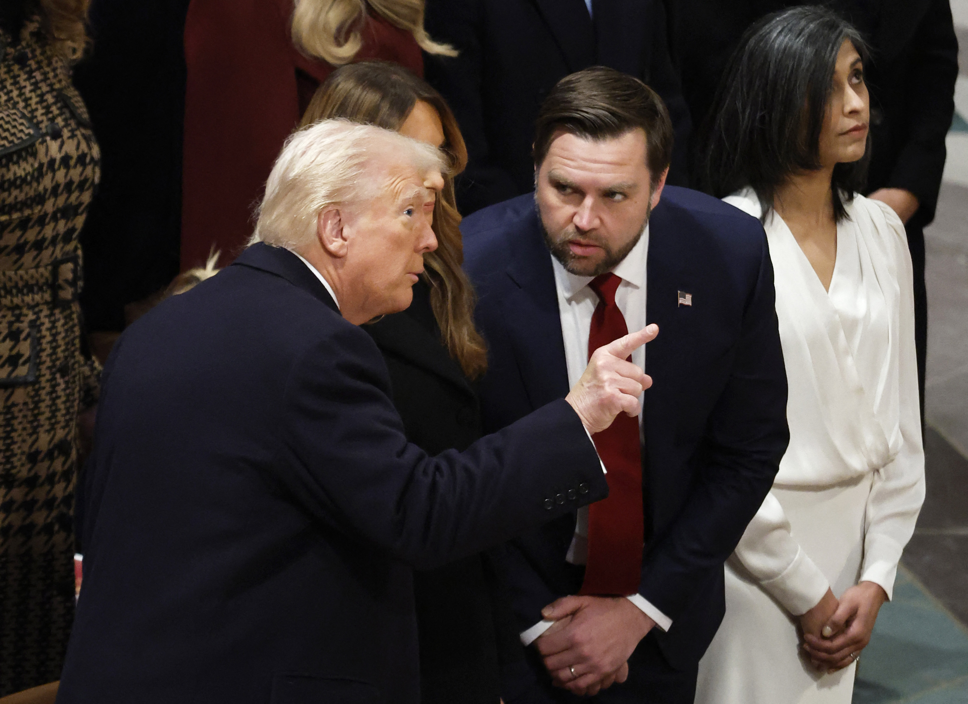 Donald Trump y el vicepresidente, JD Vance, en la catedral de Washington. (Foto Prensa Libre: AFP)