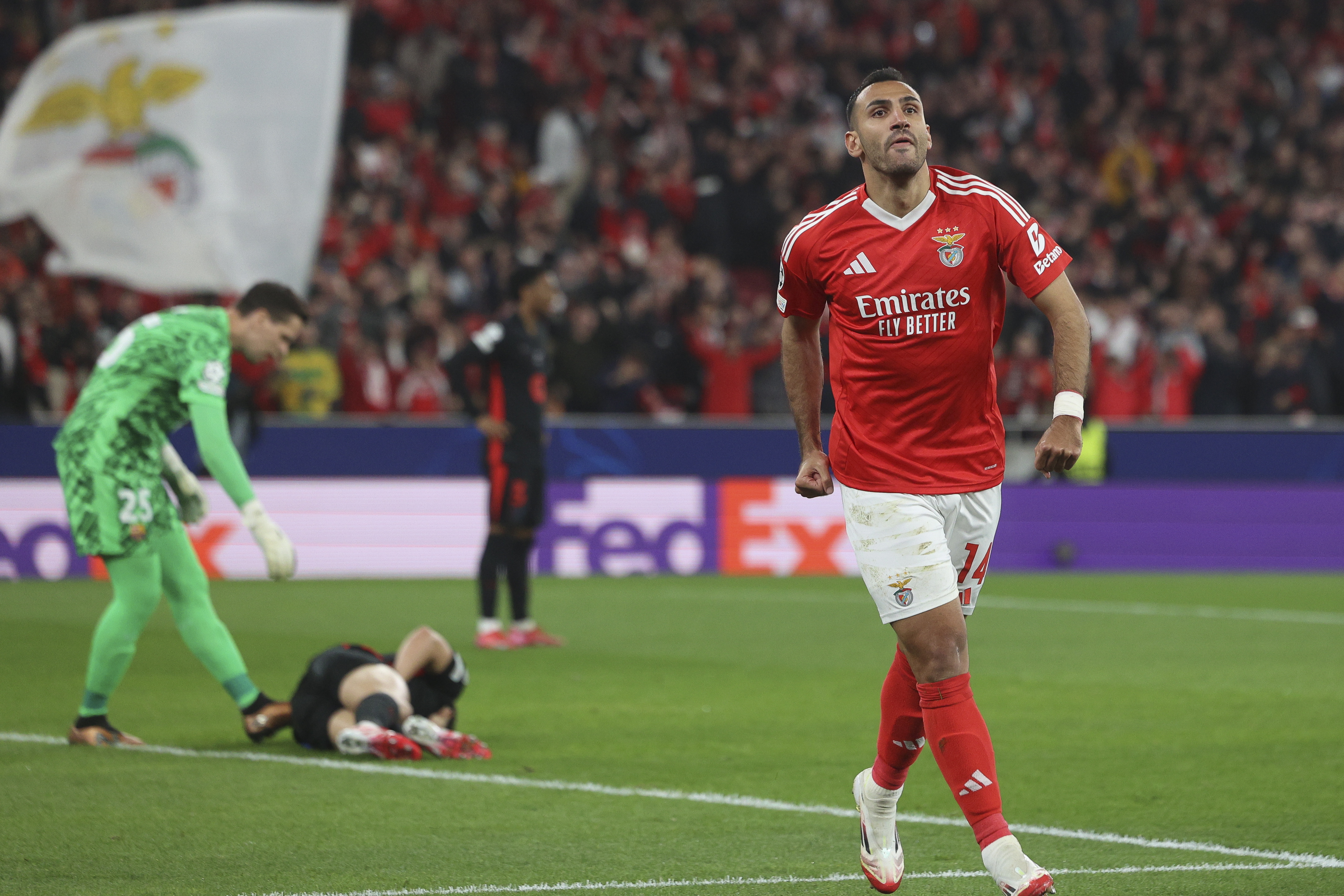 Pavlidis celebra uno de sus tres goles contra el Barcelona.