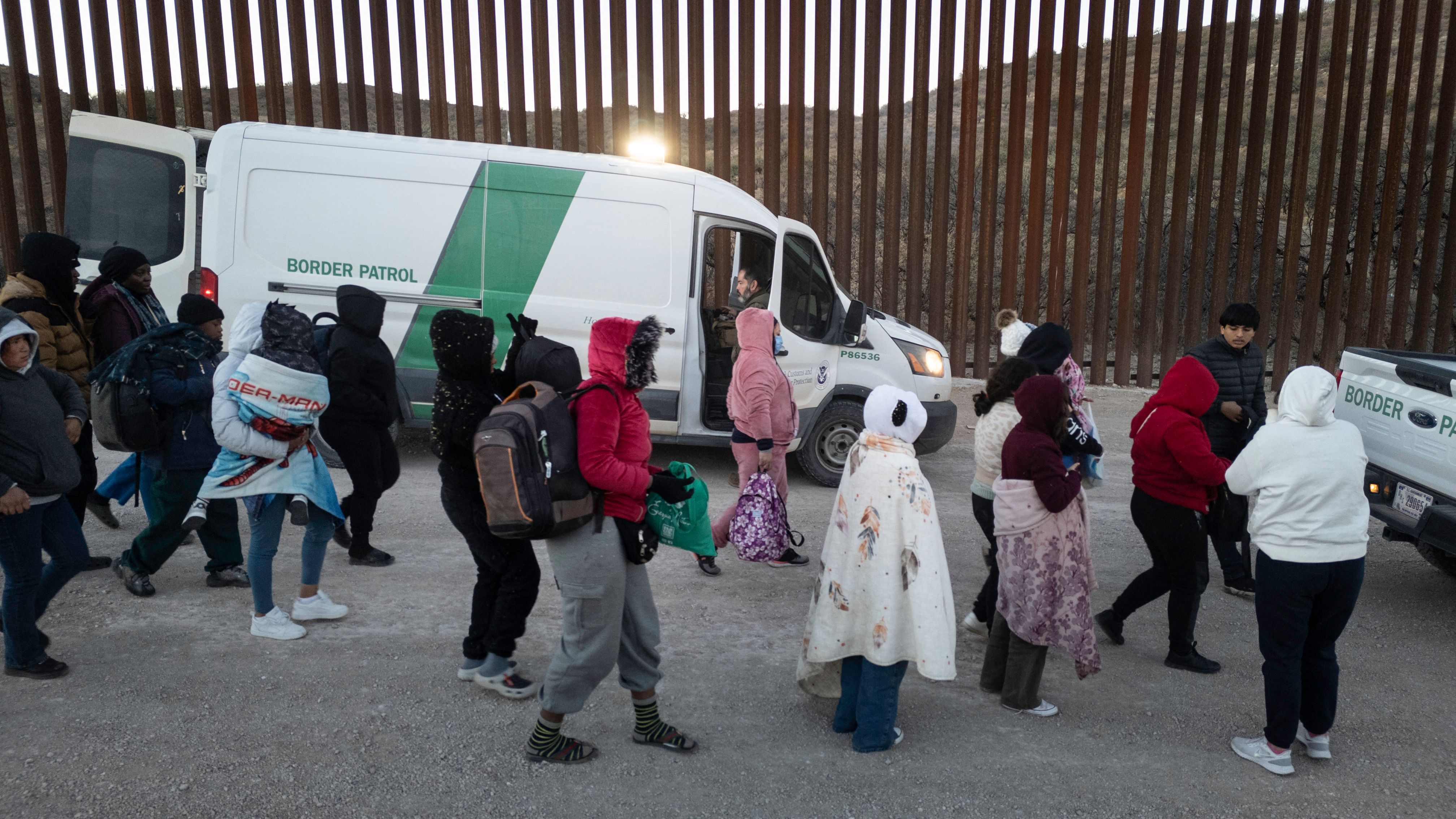 SASABE, ARIZONA - JANUARY 20: Immigrants prepare to be transported by U.S. Border Patrol agents after crossing the U.S.-Mexico border on January 20, 2025 near Sasabe, Arizona. Immigrant families had passed through a gap in the Trump-built border wall hours before Donald J. Trump was inaugurated for a second time as President of the United States.   John Moore/Getty Images/AFP (Photo by JOHN MOORE / GETTY IMAGES NORTH AMERICA / Getty Images via AFP)