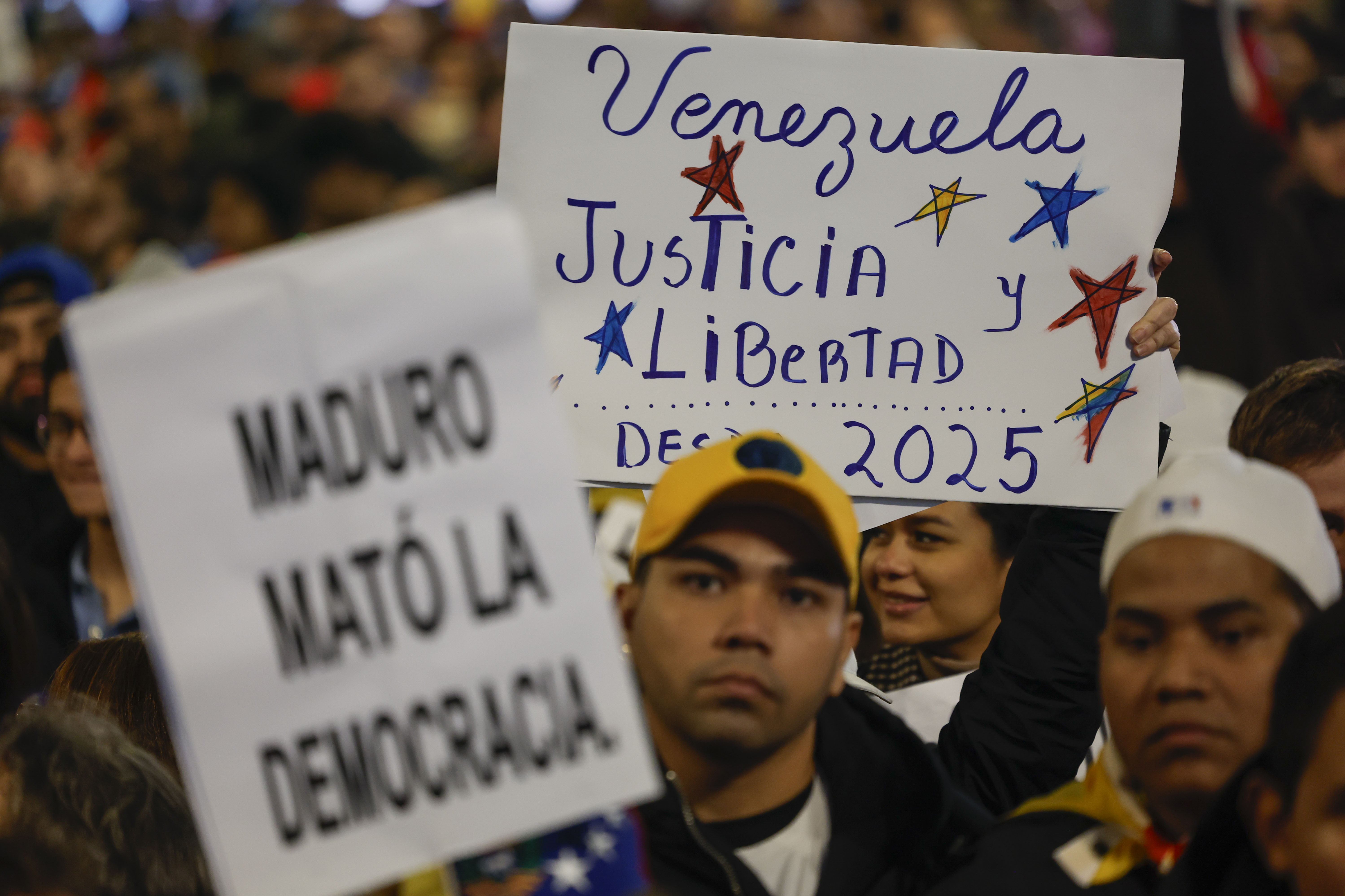 La manifestación para apoyar a Edmundo González como presidente electo de Venezuela, en vísperas de la toma de posesión presidencial en Caracas. (Foto Prensa Libre: EFE)