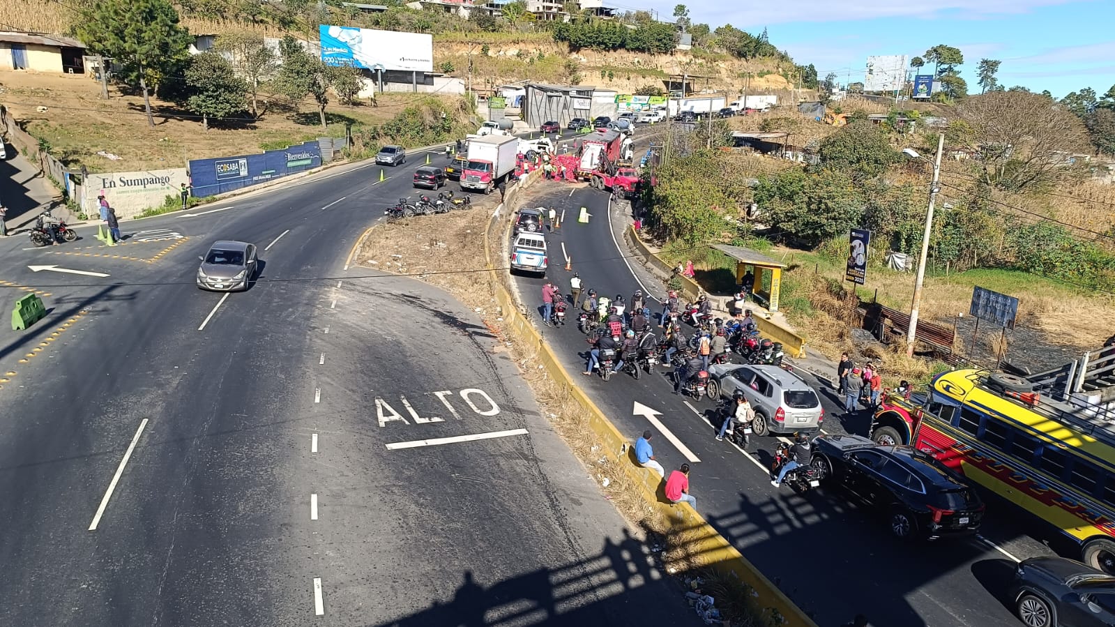 El paso en el kilómetro 42 de la ruta Interamericana contiúa afectado por un accidente de un tráiler. (Foto Prensa Libre: V. Chamalé)