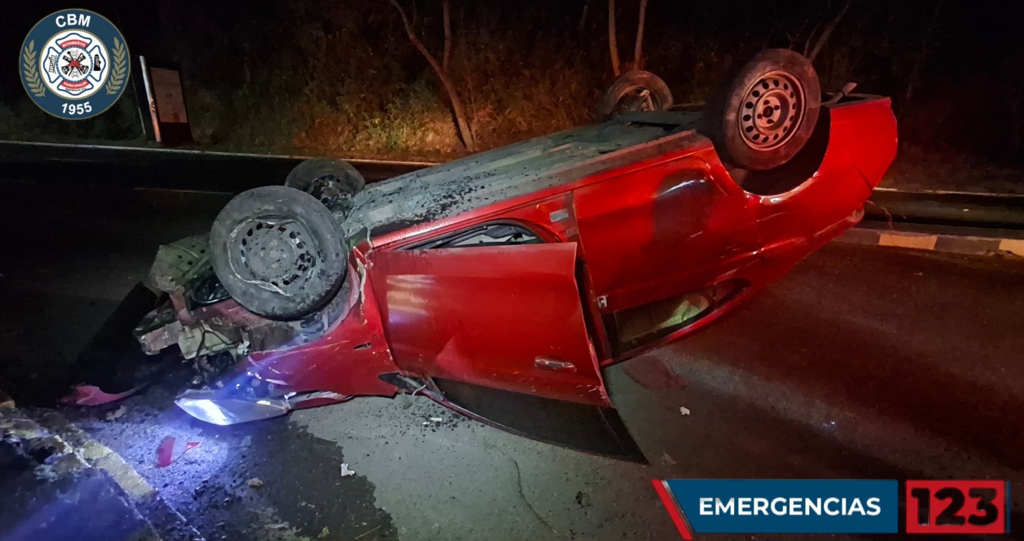 Socorristas reportaron varios accidentes de tránsito este año nuevo. (Foto: Bomberos Municipales)