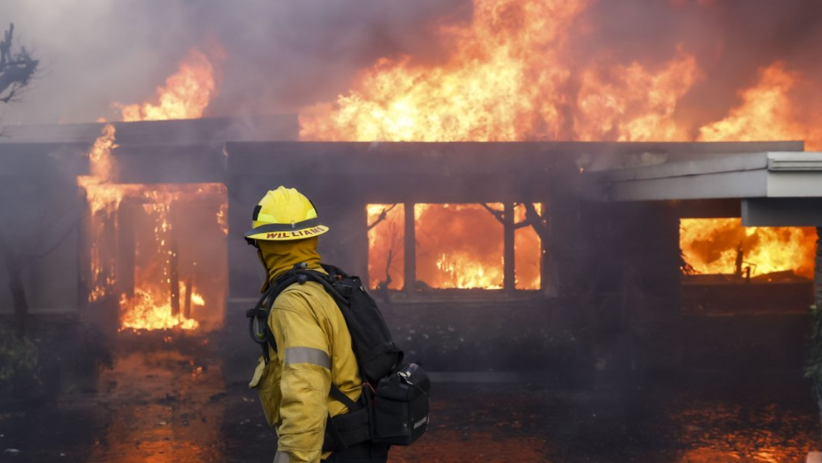 Incendios en Los Ángeles, California, causan evacuación de 30 mil personas