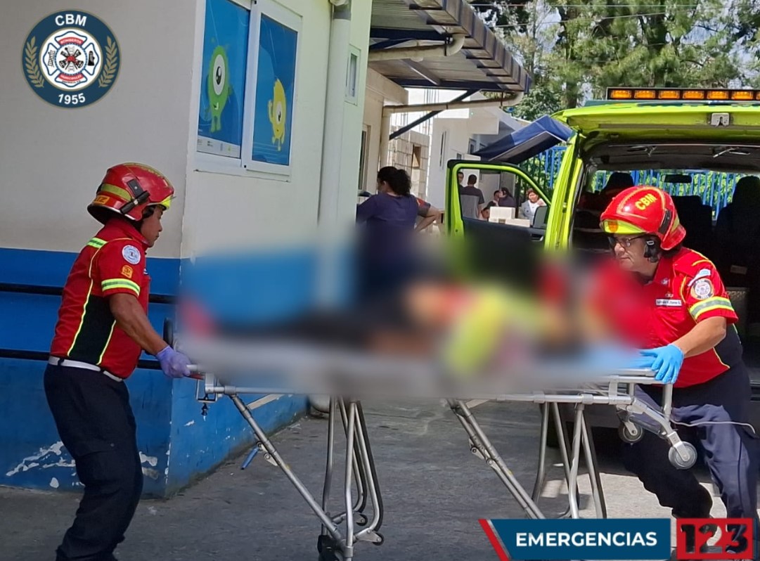 Bomberos Municipales ingresan al hospital Roosevelt a una mujer atacada a balazos en Ciudad Quetzal. (Foto: Bomberos Municipales)