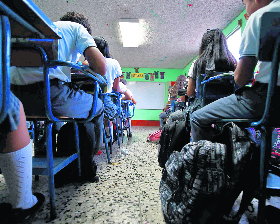 El Instituto IMEBCE ubicado en Pachalum QuichÈ, ofrece clases en jornada matutina y vespertina. Una gran parte de los alumnos esperan cerrar el plan b·sico de estudios para despuÈs migrar a los Estados unidos.

 con una extensiÛn de 100 kilometros y una poblaciÛn de poco m·s de 9mil habitantes, Pachalum es uno de los municipios con mas registro de personas que migran a los Estados Unidos.

foto Carlos Hern·ndez
06/06/2023