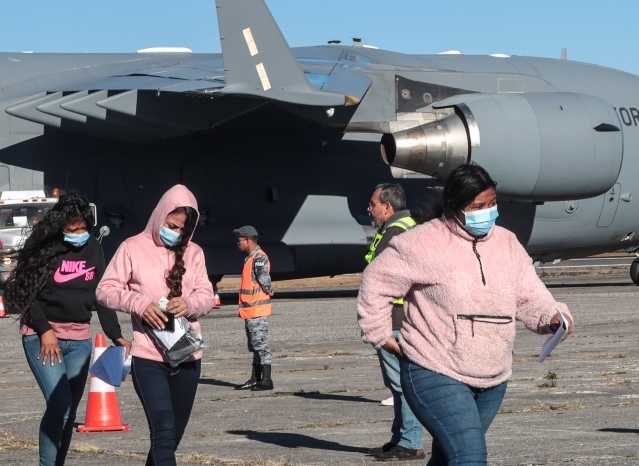 Avión con deportados