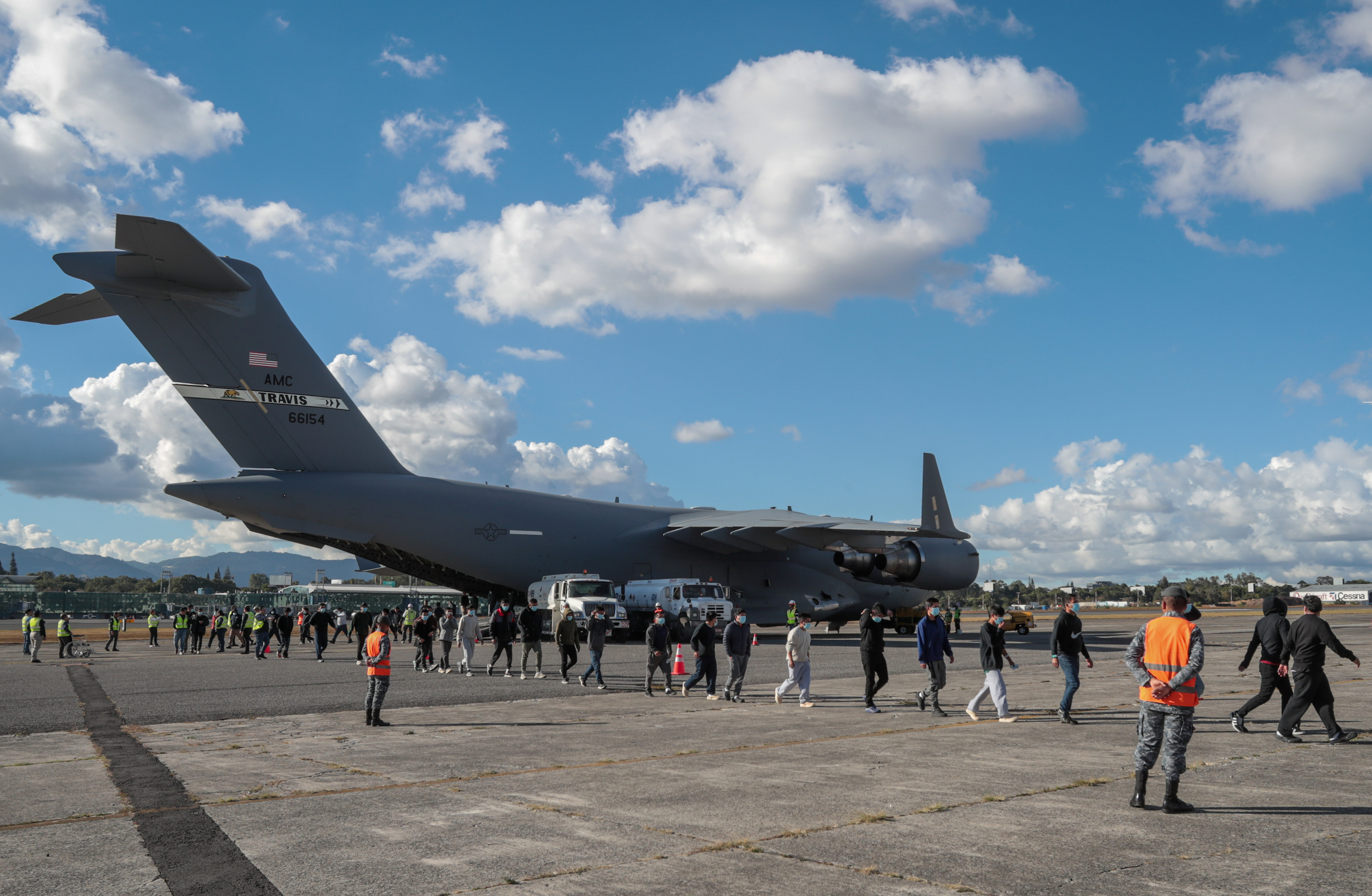 Migrantes retornados caminan en una pista aérea en Ciudad de Guatemala el 27 de enero de 2025. (Foto Prensa Libre: EFE)