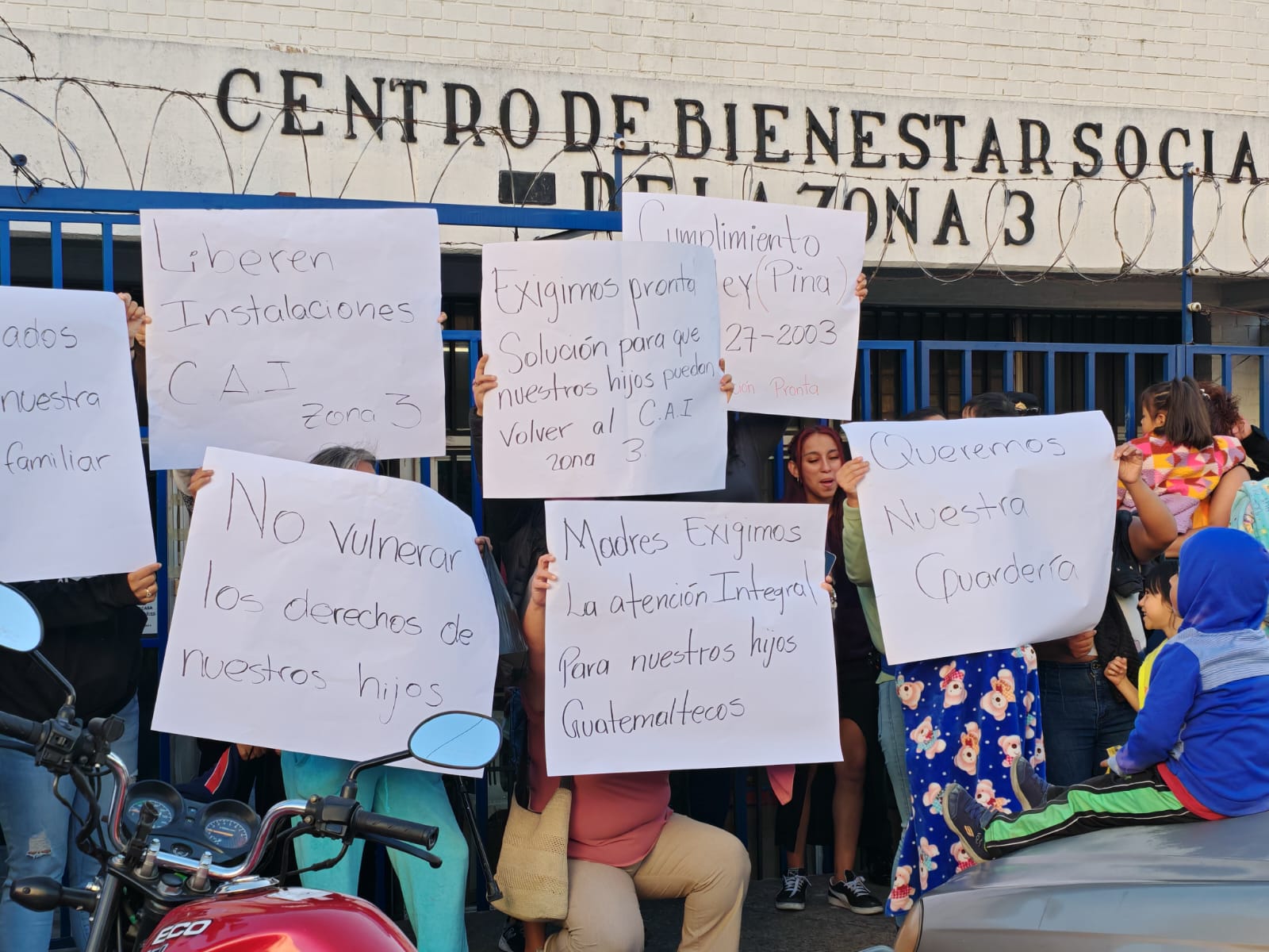 Padres de familia protestan frente al Centro de Atención Integral de la zona 3, donde se les da resguardo a niños de la secta Lev Tahor. (Foto Prensa Libre: Cortesía)