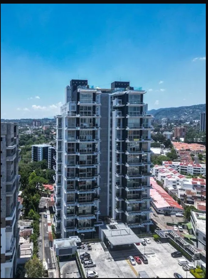 Los Apartamentos Atrium, ubicados en la Zona 10, se posicionan como el noveno edificio más alto de la Ciudad de Guatemala, destacándose en el panorama urbano. (Foto, Pagina web Easyaviso)