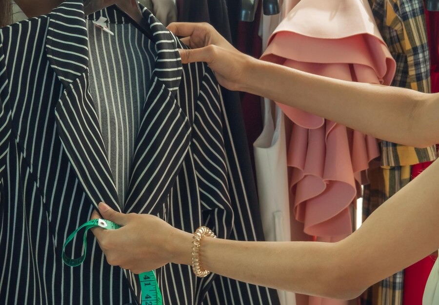 una mujer comprando una chaqueta en un almacén.