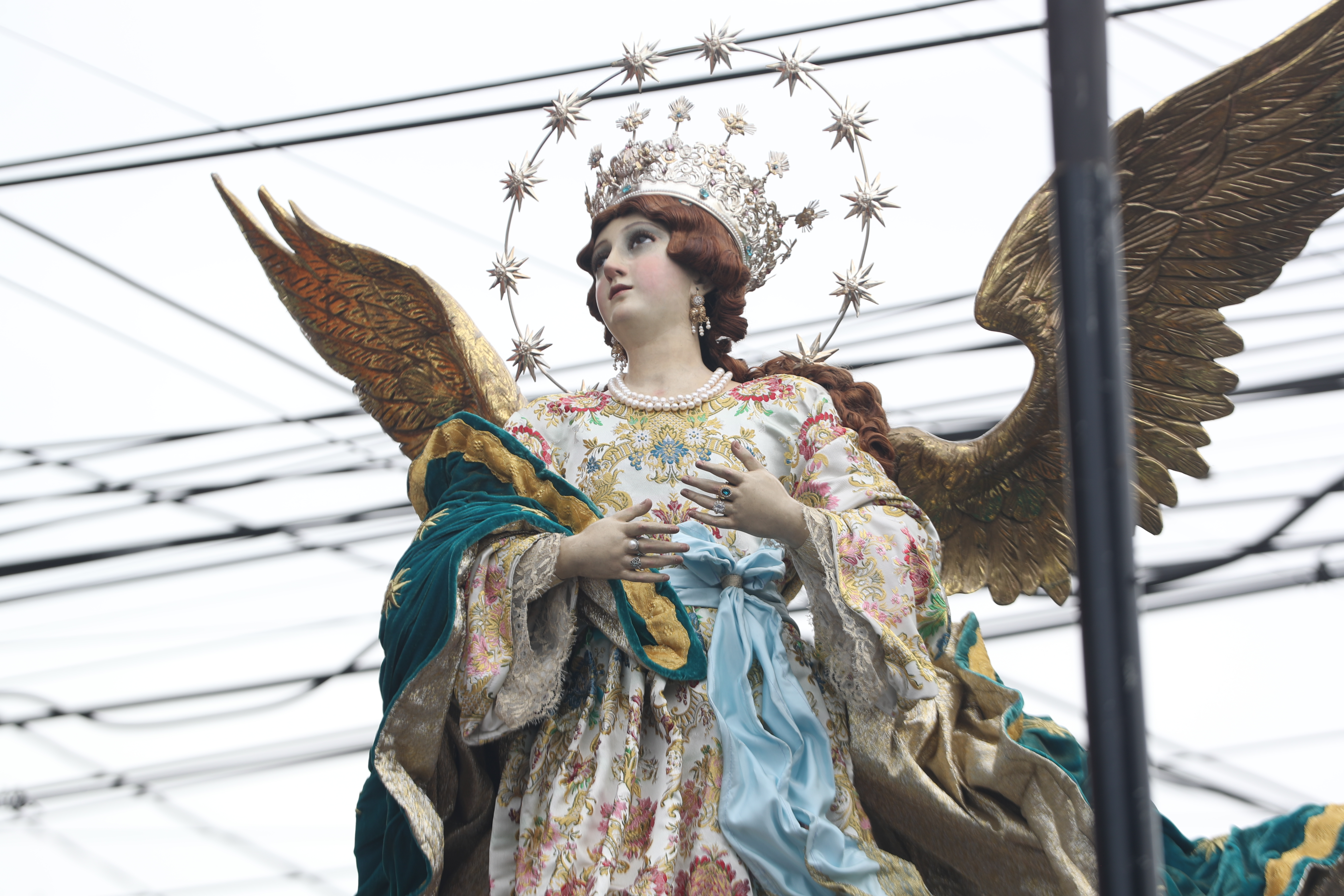 El 1 de enero de todos los aos se celebra la santidad de la virgen Mara como la madre de Jess. El comit de la procesin virgen de la plvora Don Bosco ao con ao buscan mas que una tradicin conmemorar a la madre divina como se le conoce. 

El cortejo procesional recorri las calles de la zona 8, 1 y 3 de la ciudad capital. 

Los cristianos, caracterizados con tnica y capa celeste, en la parte de atrs con una imagen de la virgen de Guadalupe. Y los que tienen traje rojo son los moros. Enemigos de los cristianos. 

Cohetillos en fila para rendir homenaje a la virgen.

Prensa Libre, Emilio Chang, 01/01/2025