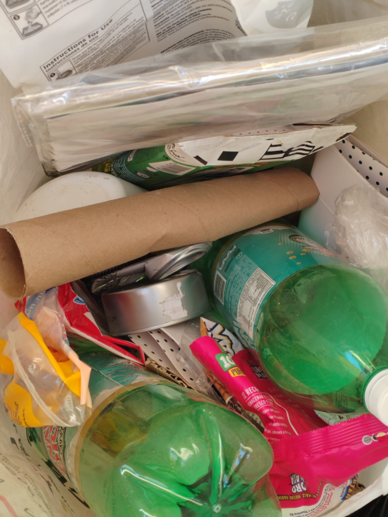 El segundo grupo de separación es la basura reciclable, que incluye botellas de plástico, latas de aluminio, papel y bolsas. Es importante que todos estos materiales estén limpios para poder aprovecharlos en el proceso de reciclaje. (Foto, Prensa Libre: Glenda Burrión)