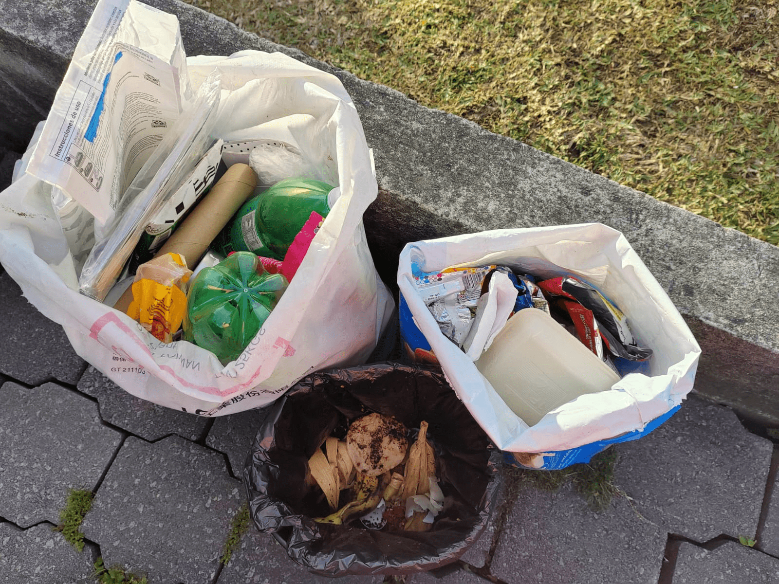 No es necesario que los guatemaltecos inviertan dinero en bolsas o botes especiales para separar la basura. Pueden utilizar lo que ya tienen en casa, como botes, bolsas o cajas de cartón.  (Foto, Prensa Libre: Glenda Burrión)