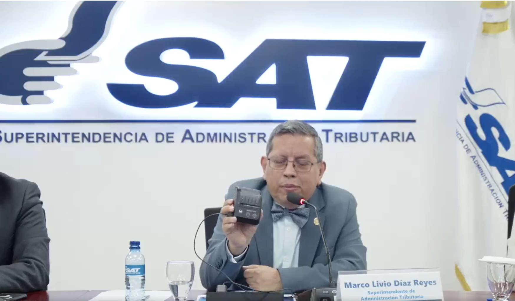 Marco Livio Díaz, Superintendente de la SAT, muestra la impresora portátil que será opcional para los transportistas que deseen emitir facturas físicas a los pasajeros. (Foto, Prensa Libre: cortesía SAT)