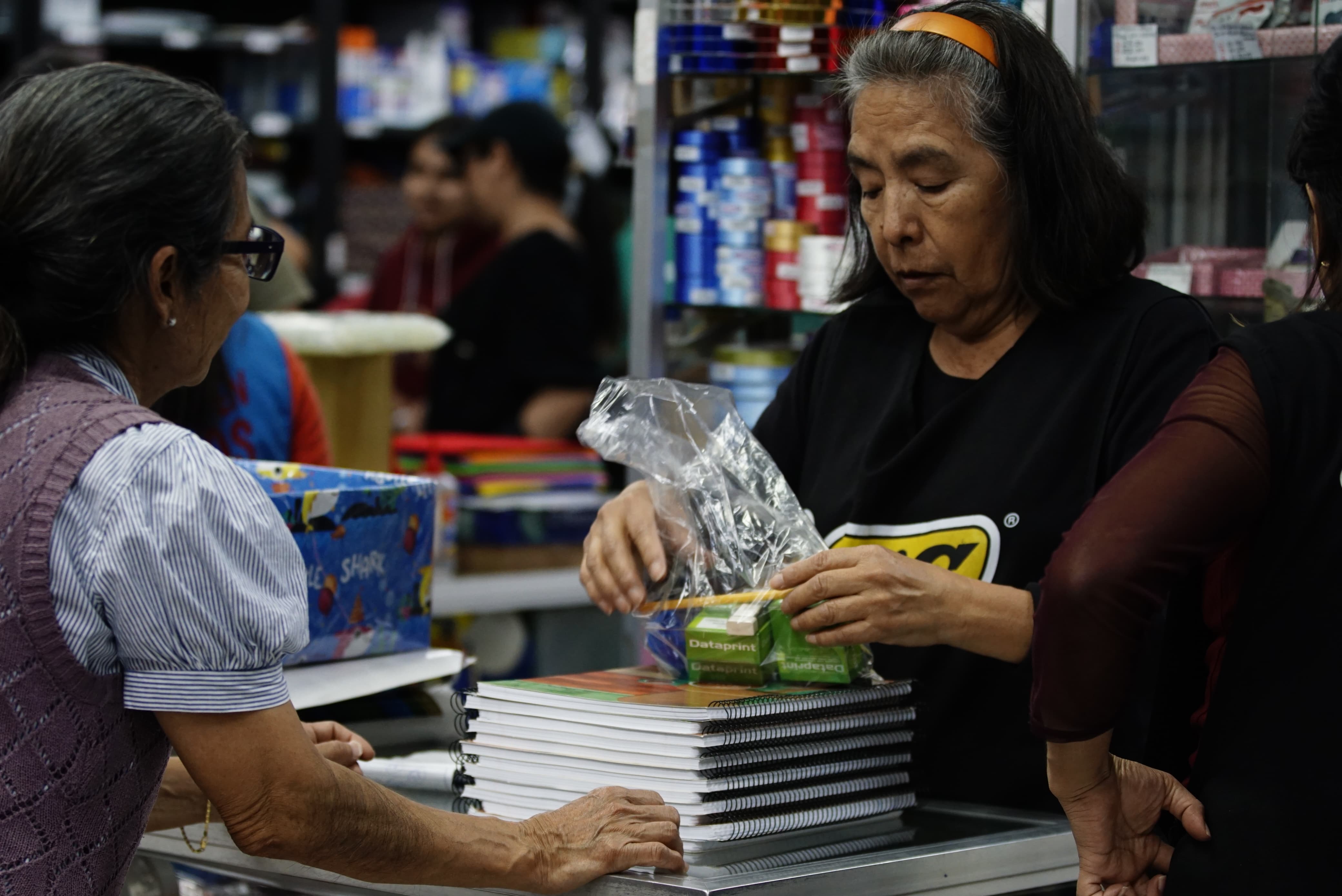 Inicio de clases 2025, compra de útiles por parte de padres de familia.