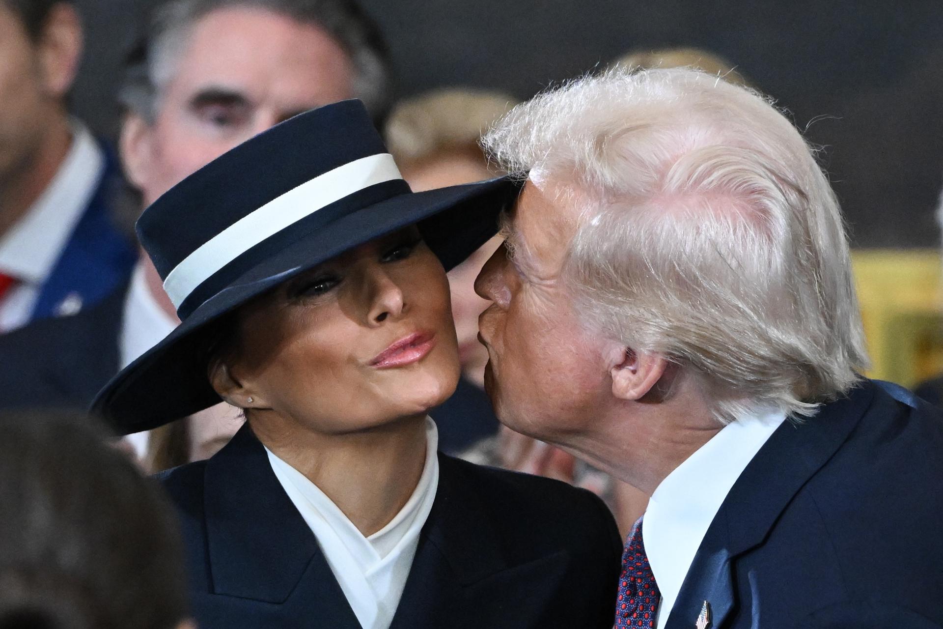 Beso en el aire! Un sombrero se interpone entre Donald Trump y Melania  durante la investidura