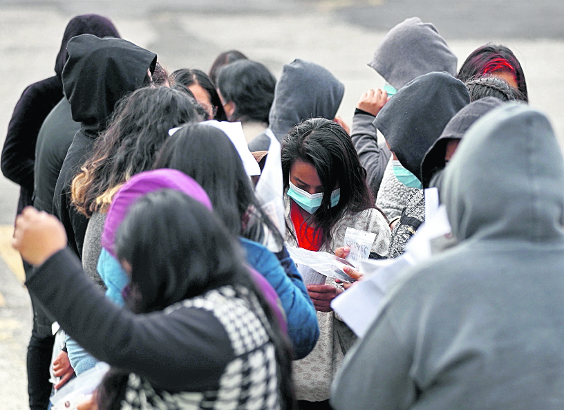 Este jueves ingresaron a Guatemala los primeros cuatro vuelos con migrantes retornados, procedentes de los Estados Unidos. Se estima que fueron unos 500 guatemaltecos deportados de Alexandría en Virginia; Laredo y El paso en Texas y Tucson, Arizona.  Fueron recibidos en la Fuerza Aérea por personal de Migración.  



Fotografía Esbin Garcia  02-01-25-